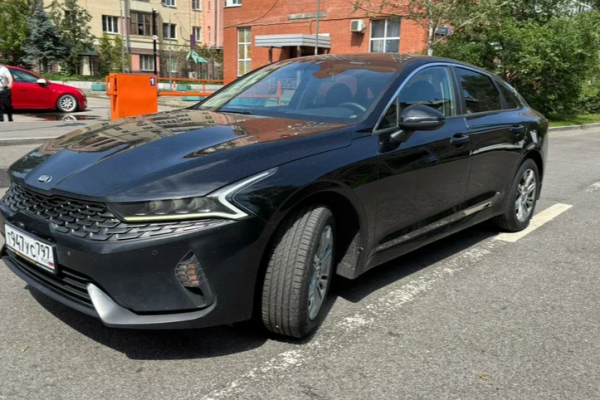 Прокат авто kia k5 комфорт класса 2021 года в городе Москва от 3900 руб./сутки, передний привод, двигатель: бензин, ОСАГО (Впишу в полис), без водителя, недорого - RentRide