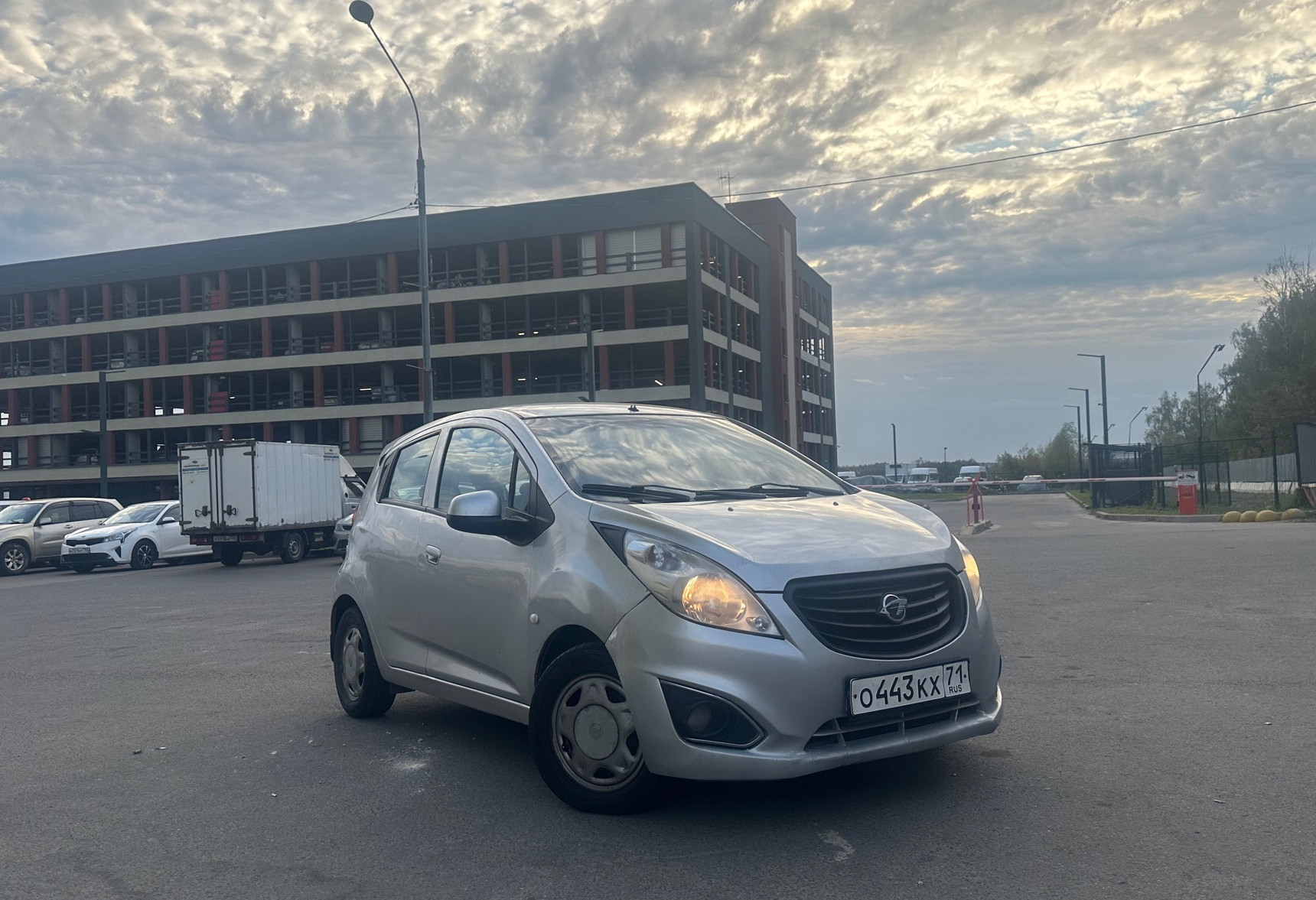 Аренда ravon r2 эконом класса 2017 года в городе Москва Сходненская от 2000 руб./сутки, передний привод, двигатель: бензин, объем 1.2 литра, ОСАГО (Впишу в полис), без водителя, недорого - RentRide