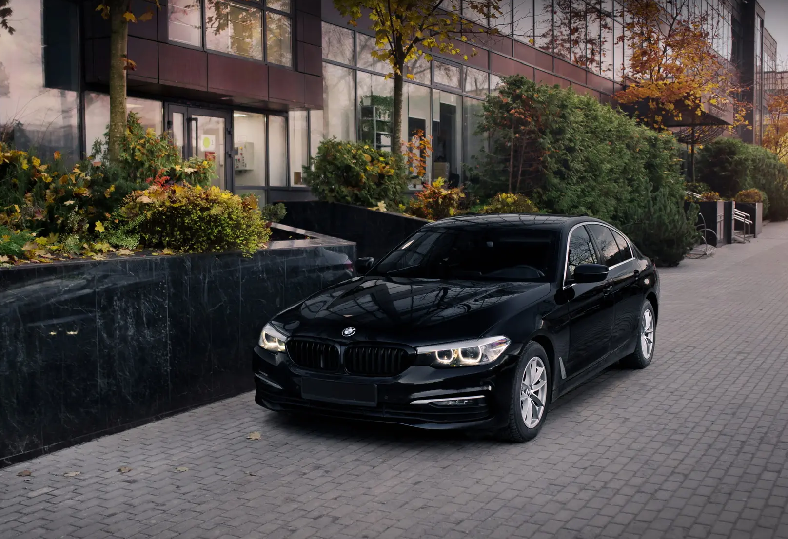 Аренда bmw 5-serii бизнес класса 2019 года в городе Москва Крылатское от 5600 руб./сутки, полный привод, двигатель: дизель, объем 2 литра, каско (Мультидрайв), ОСАГО (Мультидрайв), без водителя, недорого - RentRide