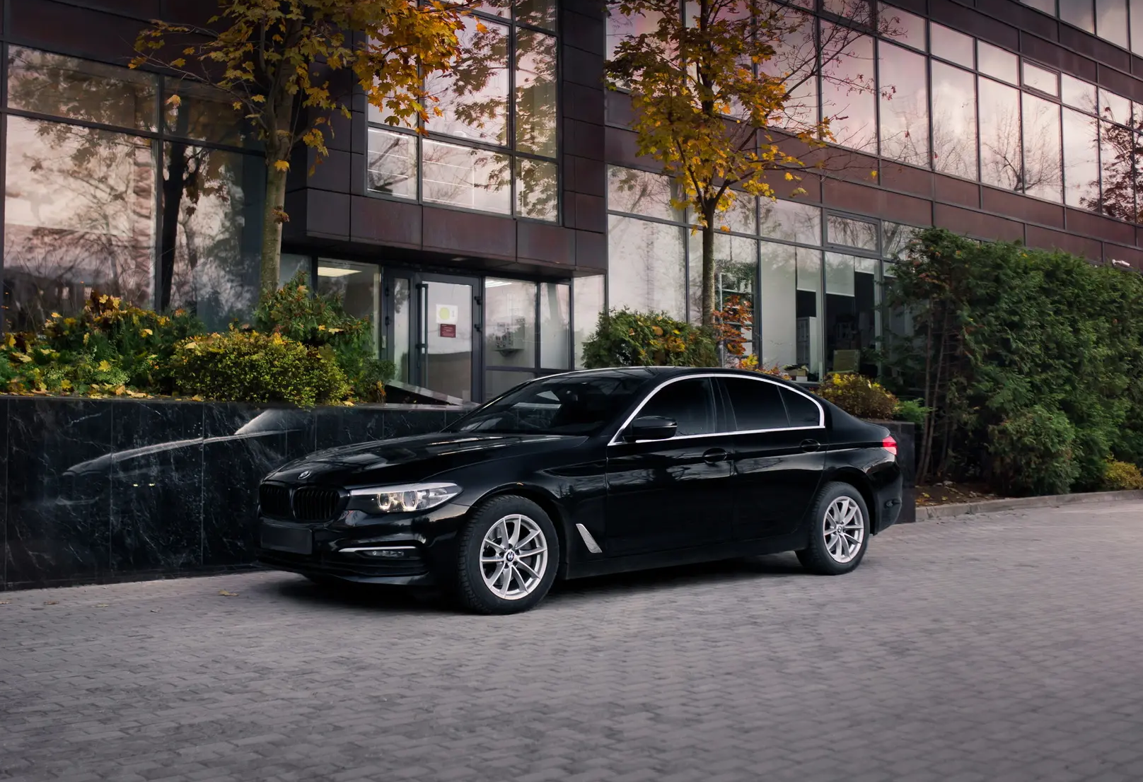 Аренда bmw 5-serii бизнес класса 2019 года в городе Москва Крылатское от 5600 руб./сутки, полный привод, двигатель: дизель, объем 2 литра, каско (Мультидрайв), ОСАГО (Мультидрайв), без водителя, недорого, вид 4 - RentRide