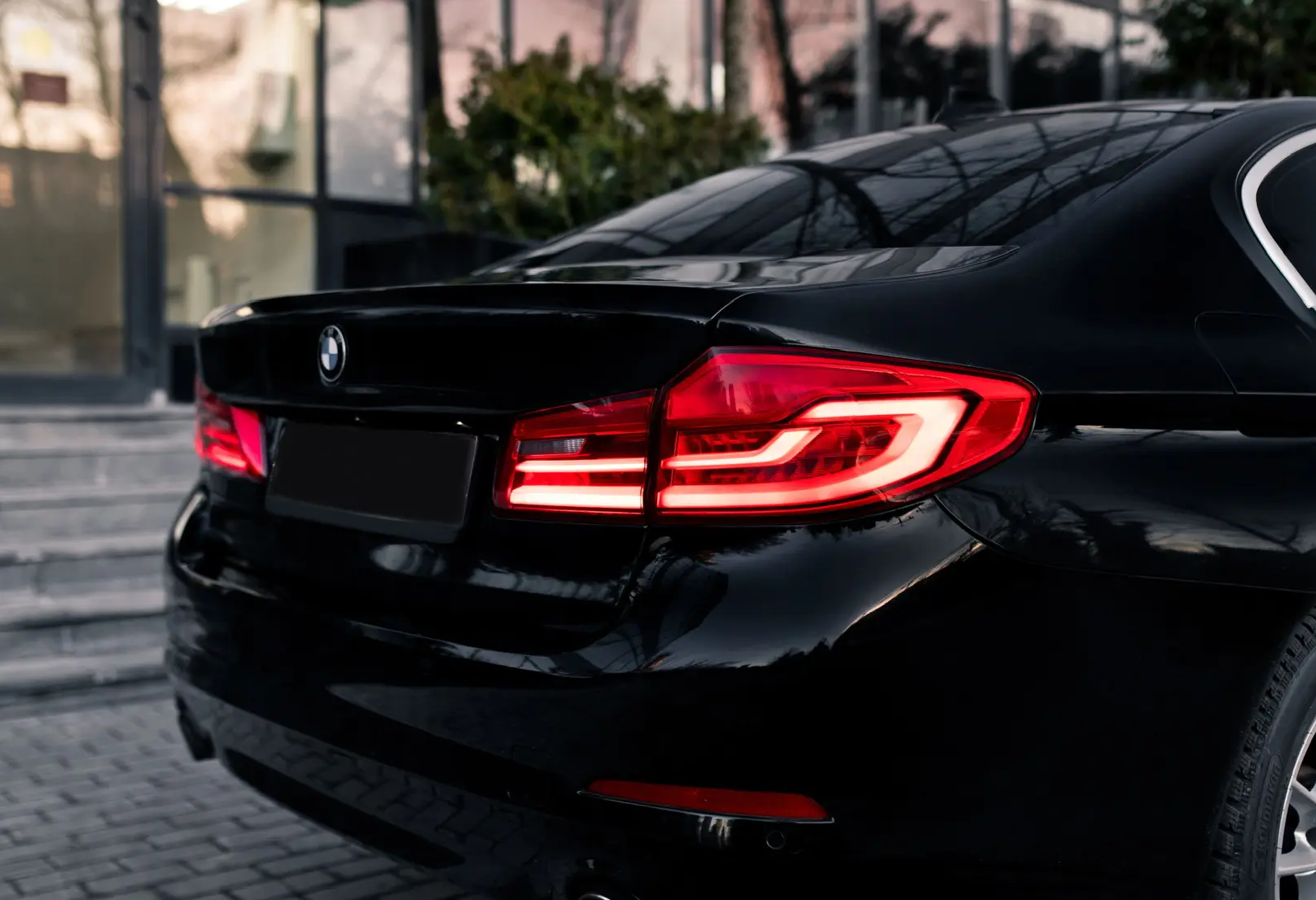 Аренда bmw 5-serii бизнес класса 2019 года в городе Москва Крылатское от 5600 руб./сутки, полный привод, двигатель: дизель, объем 2 литра, каско (Мультидрайв), ОСАГО (Мультидрайв), без водителя, недорого, вид 3 - RentRide