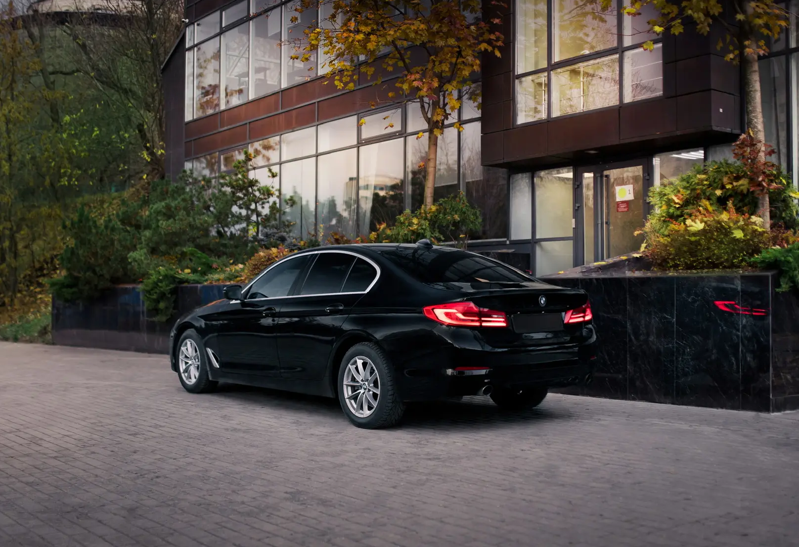 Аренда bmw 5-serii бизнес класса 2019 года в городе Москва Крылатское от 5600 руб./сутки, полный привод, двигатель: дизель, объем 2 литра, каско (Мультидрайв), ОСАГО (Мультидрайв), без водителя, недорого, вид 5 - RentRide