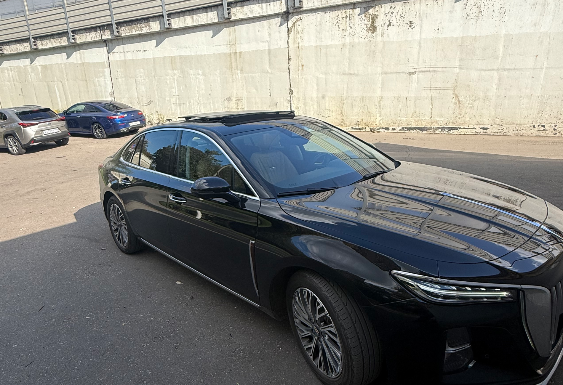 Аренда hongqi h5 бизнес класса 2023 года в городе Москва от 6000 руб./сутки, передний привод, двигатель: бензин, объем 2 литра, ОСАГО (Впишу в полис), без водителя, недорого - RentRide