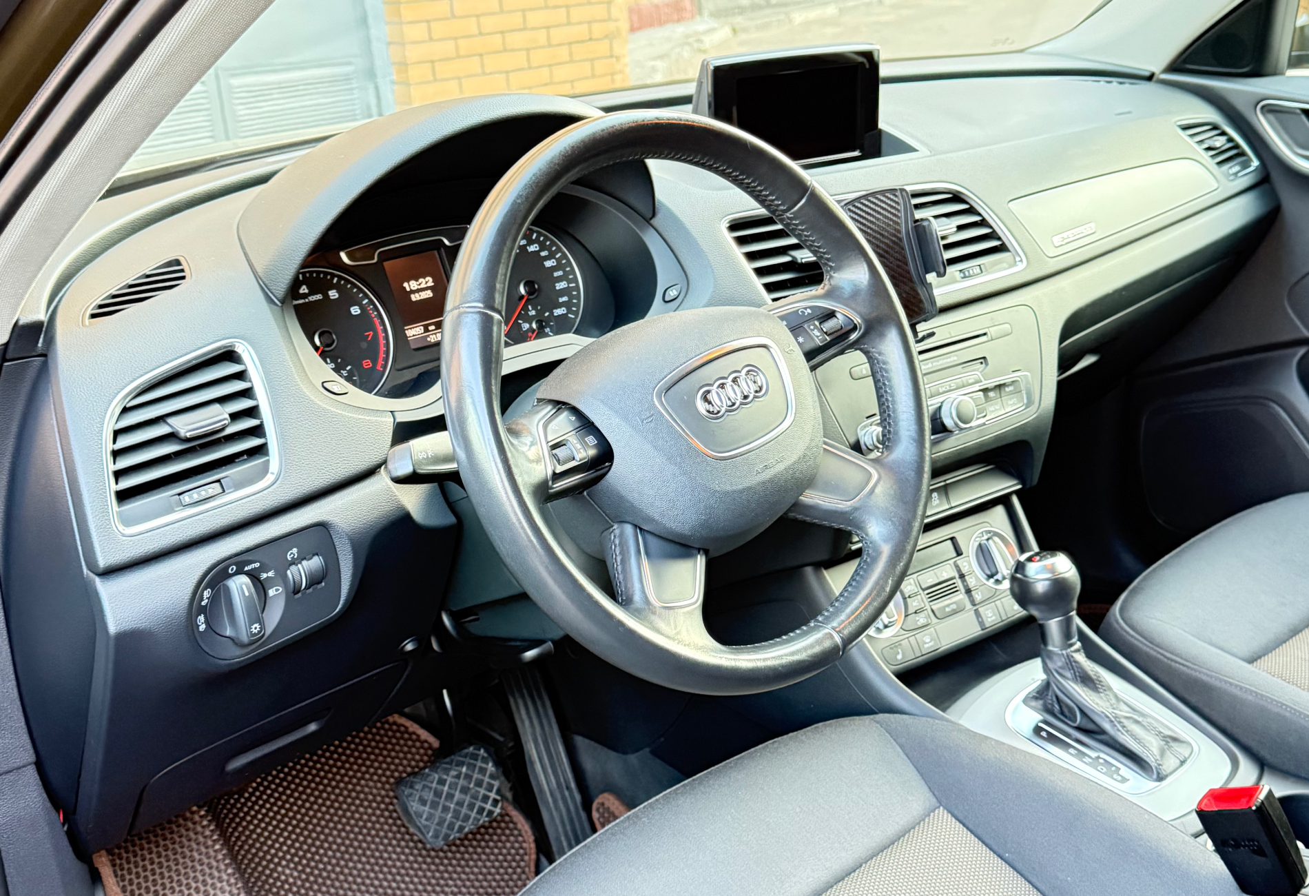 Аренда audi q3 комфорт класса 2013 года в городе Москва Беляево от 4000 руб./сутки, полный привод, двигатель: бензин, объем 2 литра, ОСАГО (Впишу в полис), без водителя, недорого, вид 3 - RentRide