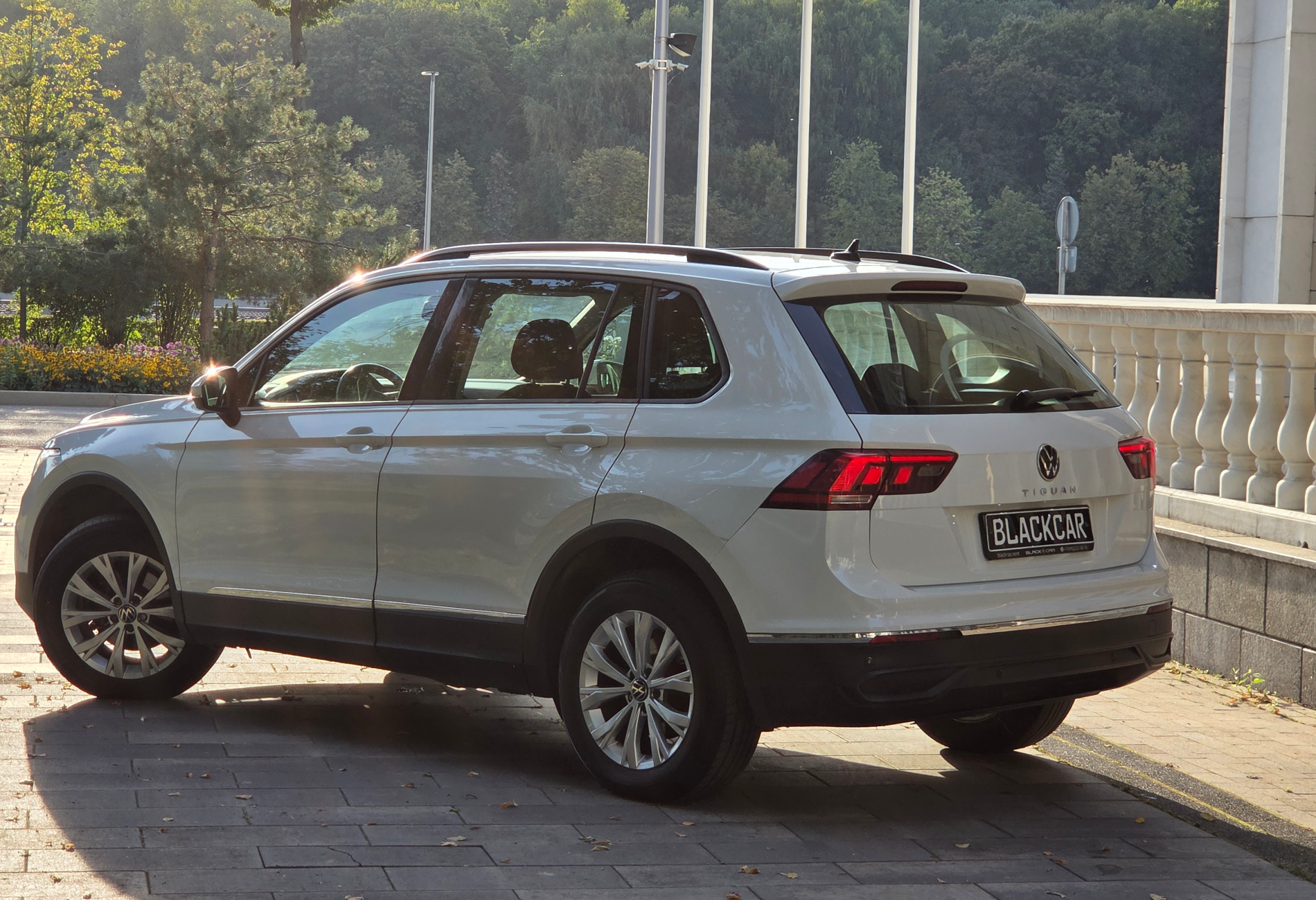 Аренда volkswagen tiguan бизнес класса 2021 года в городе Москва Киевская от 5840 руб./сутки, передний привод, двигатель: бензин, объем 1.4 литра, каско (Мультидрайв), ОСАГО (Мультидрайв), без водителя, недорого, вид 2 - RentRide