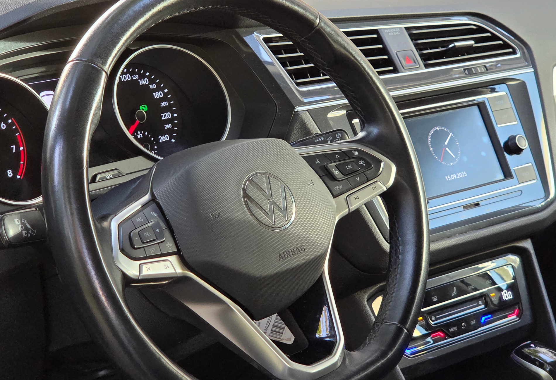 Аренда volkswagen tiguan бизнес класса 2021 года в городе Москва Киевская от 5840 руб./сутки, передний привод, двигатель: бензин, объем 1.4 литра, каско (Мультидрайв), ОСАГО (Мультидрайв), без водителя, недорого, вид 5 - RentRide