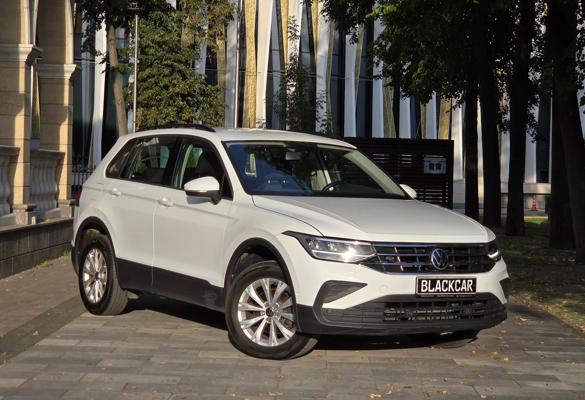 Аренда volkswagen tiguan бизнес класса 2021 года в городе Москва Киевская от 5840 руб./сутки, передний привод, двигатель: бензин, объем 1.4 литра, каско (Мультидрайв), ОСАГО (Мультидрайв), без водителя, недорого - RentRide