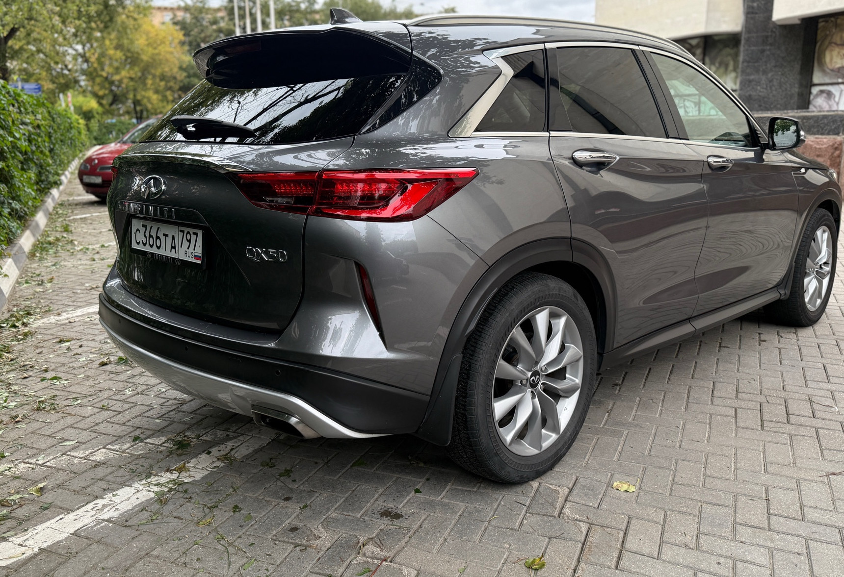 Аренда infiniti qx50 бизнес класса 2021 года в городе Москва Академическая от 6400 руб./сутки, полный привод, двигатель: бензин, объем 2 литра, ОСАГО (Впишу в полис), без водителя, недорого, вид 3 - RentRide