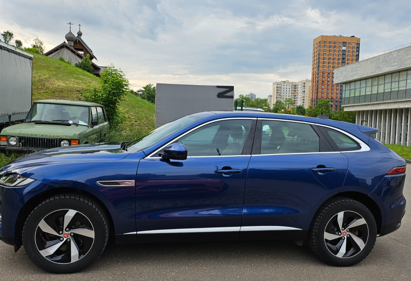 Аренда jaguar f-pace бизнес класса 2021 года в городе Москва Профсоюзная от 6352 руб./сутки, полный привод, двигатель: дизель, объем 2 литра, ОСАГО (Впишу в полис), без водителя, недорого, вид 3 - RentRide