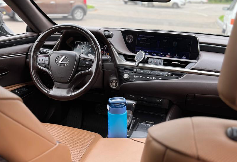 Аренда lexus es бизнес класса 2021 года в городе Москва Пролетарская от 5200 руб./сутки, передний привод, двигатель: бензин, объем 2.5 литров, ОСАГО (Мультидрайв), без водителя, недорого, вид 4 - RentRide