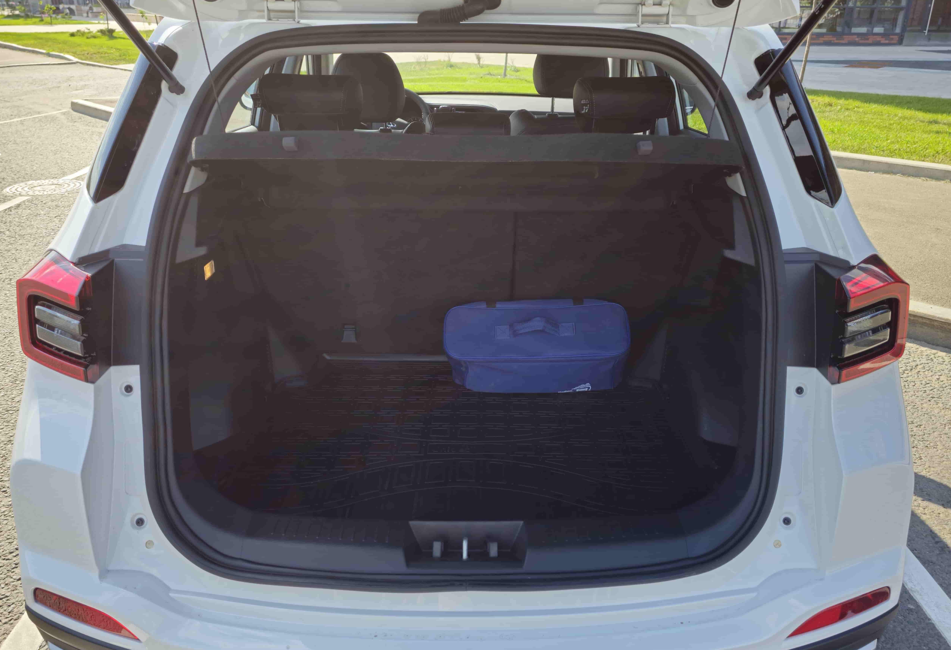 Аренда chery tiggo-4 2023 года в городе Москва Таганская от 3600 руб./сутки, передний привод, двигатель: бензин, объем 113 литров, каско (Мультидрайв), ОСАГО (Мультидрайв), без водителя, недорого, вид 6 - RentRide