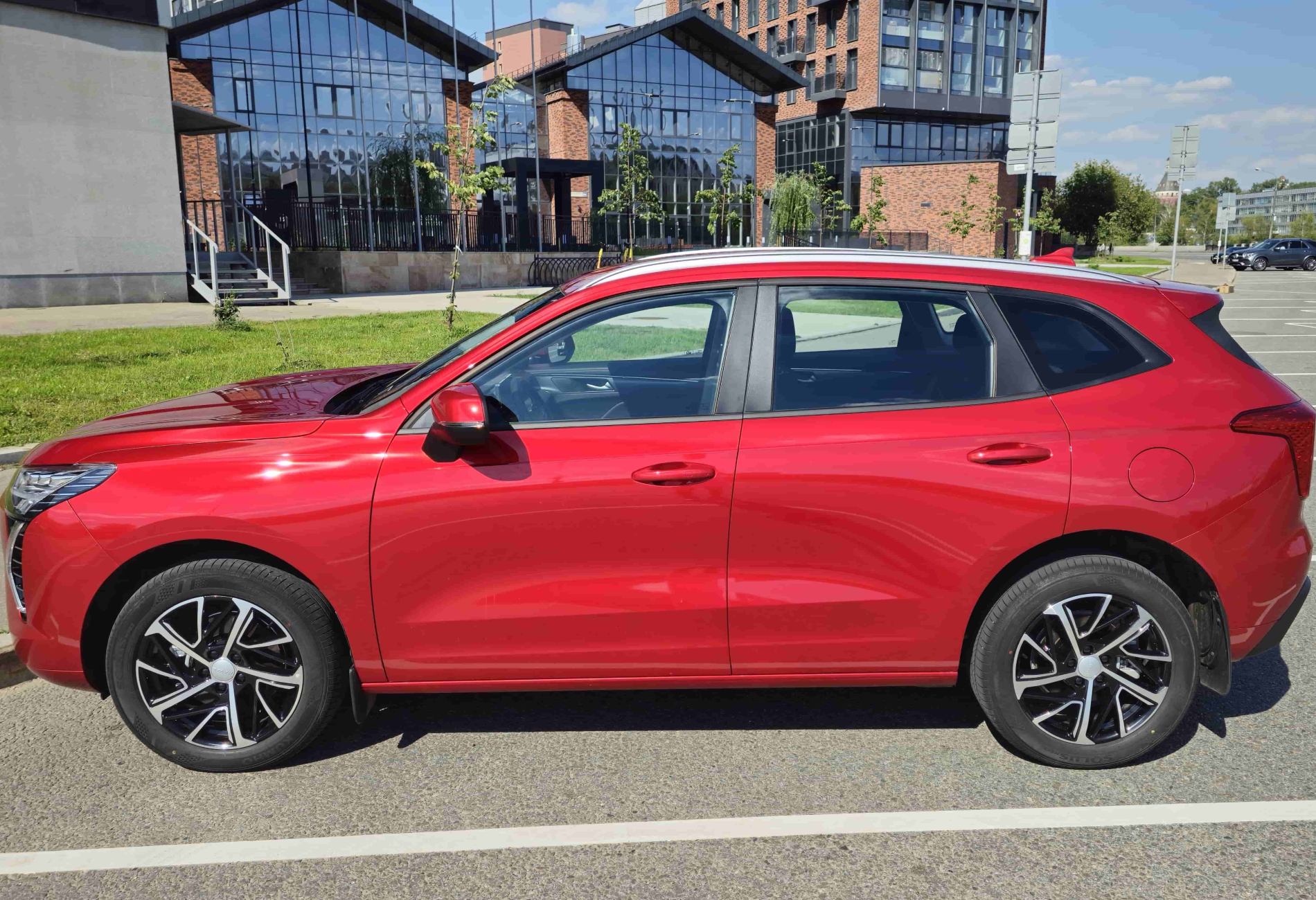 Аренда haval jolion стандарт класса 2022 года в городе Москва Таганская от 3800 руб./сутки, полный привод, двигатель: бензин, объем 1.5 литров, каско (Мультидрайв), ОСАГО (Мультидрайв), без водителя, недорого, вид 2 - RentRide