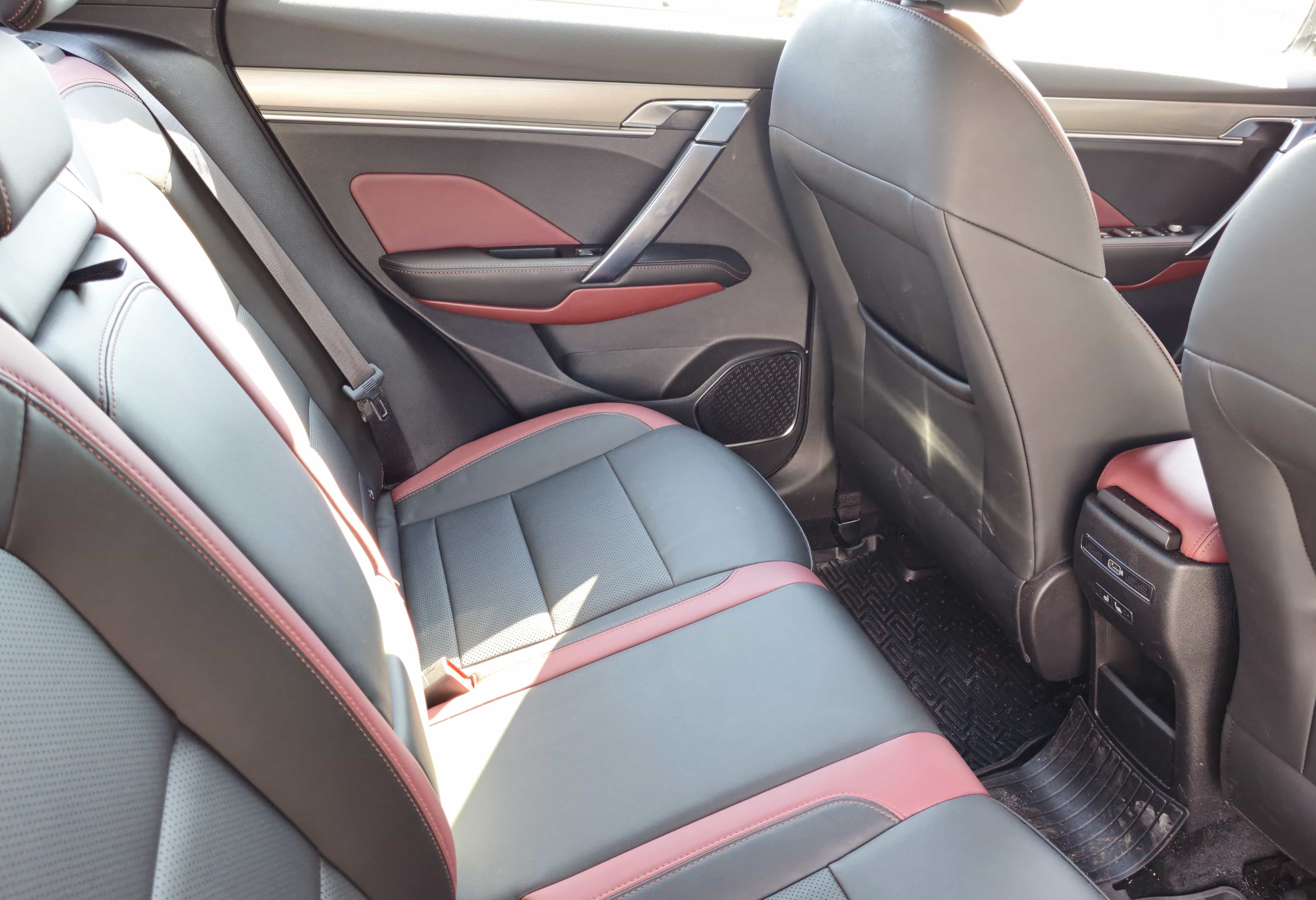 Аренда geely coolray стандарт класса 2022 года в городе Москва Таганская от 3800 руб./сутки, передний привод, двигатель: бензин, объем 1.5 литров, каско (Мультидрайв), ОСАГО (Мультидрайв), без водителя, недорого, вид 7 - RentRide