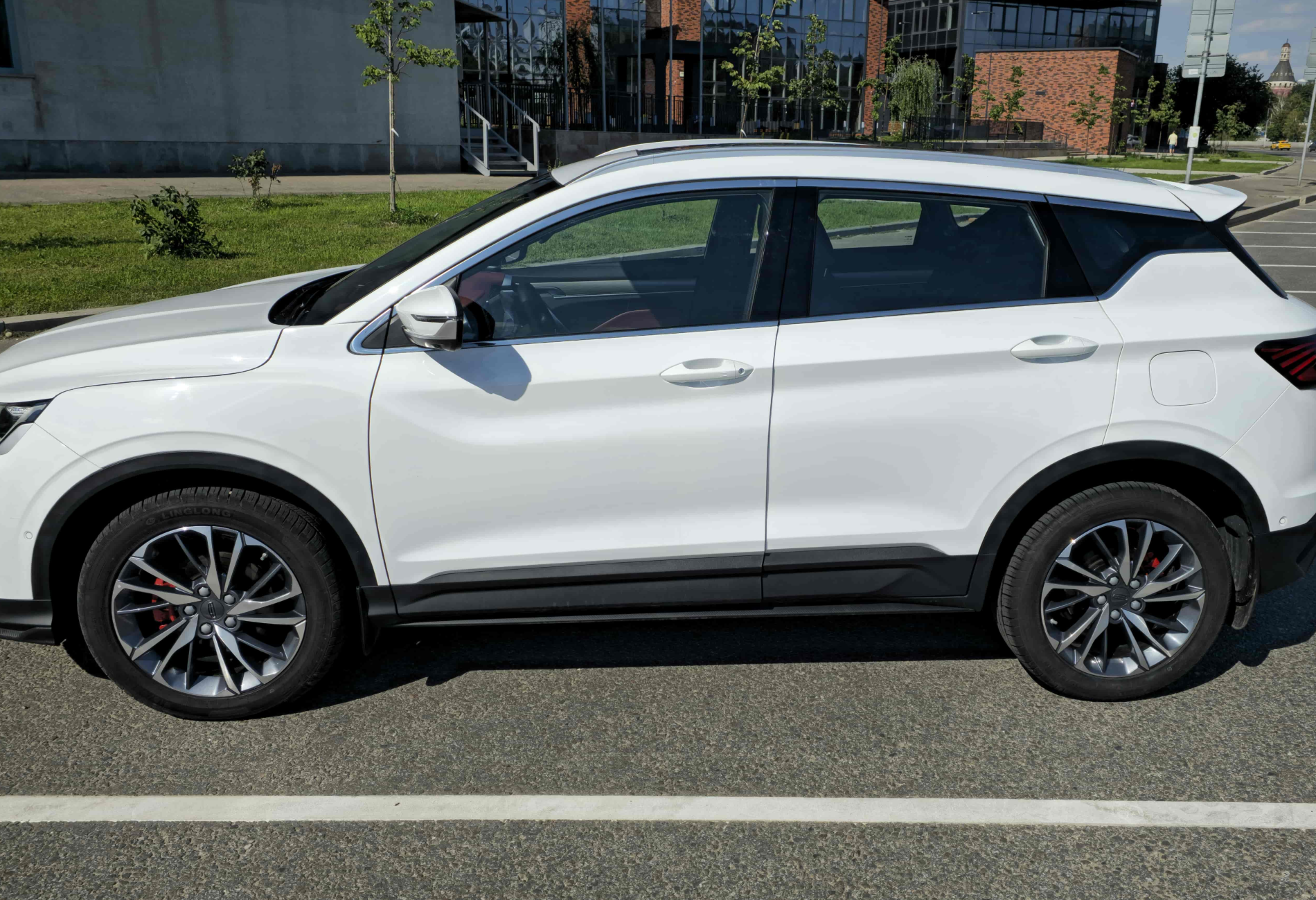 Аренда geely coolray стандарт класса 2022 года в городе Москва Таганская от 3800 руб./сутки, передний привод, двигатель: бензин, объем 1.5 литров, каско (Мультидрайв), ОСАГО (Мультидрайв), без водителя, недорого, вид 2 - RentRide