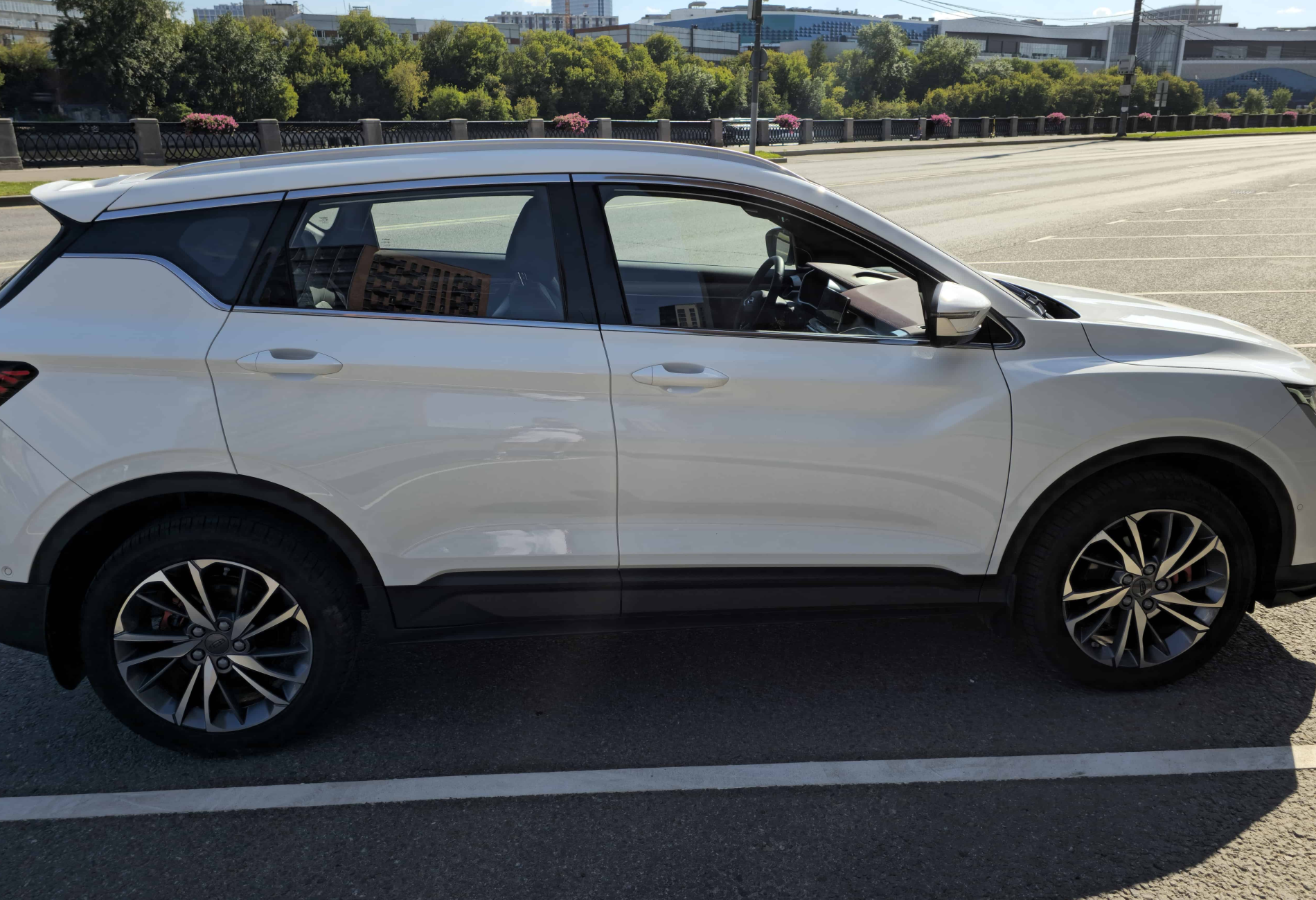 Аренда geely coolray стандарт класса 2022 года в городе Москва Таганская от 3800 руб./сутки, передний привод, двигатель: бензин, объем 1.5 литров, каско (Мультидрайв), ОСАГО (Мультидрайв), без водителя, недорого, вид 3 - RentRide