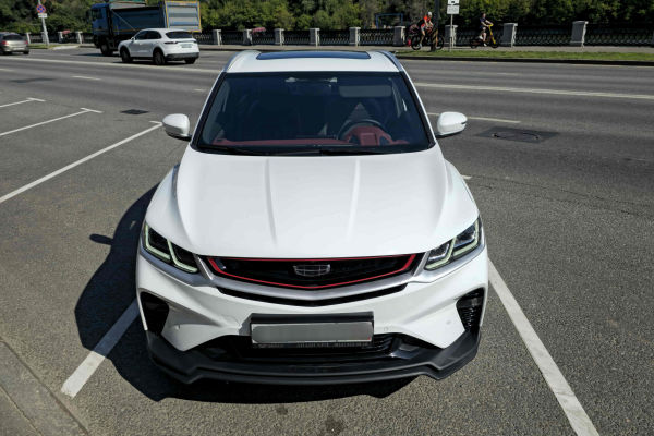 Прокат авто geely coolray комфорт класса 2022 года в городе Москва Таганская от 4300 руб./сутки, передний привод, двигатель: бензин, объем 1.5 литров, каско (Мультидрайв), ОСАГО (Мультидрайв), без водителя, недорого - RentRide