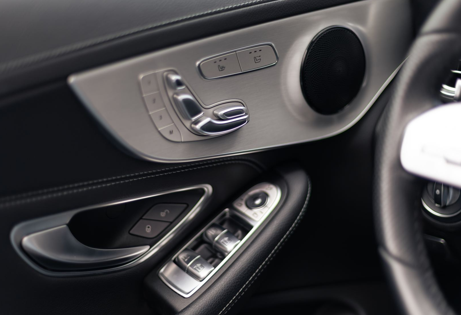 Аренда mercedes-benz c-klass бизнес класса 2022 года в городе Москва Крылатское от 12000 руб./сутки, задний привод, двигатель: бензин, объем 2 литра, ОСАГО (Мультидрайв), без водителя, недорого, вид 7 - RentRide