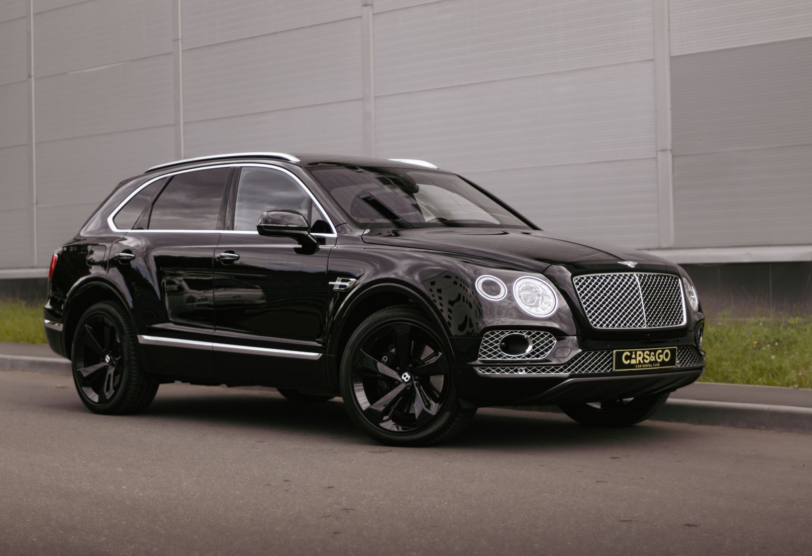 Аренда bentley bentayga премиум класса 2016 года в городе Москва Крылатское от 30800 руб./сутки, полный привод, двигатель: бензин, объем 6 литров, ОСАГО (Мультидрайв), без водителя, недорого - RentRide