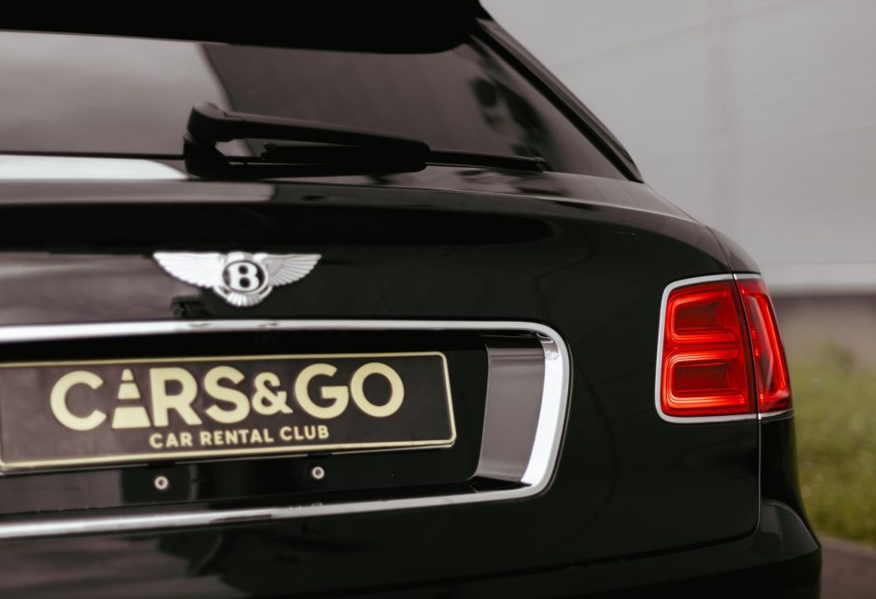 Аренда bentley bentayga премиум класса 2016 года в городе Москва Крылатское от 30800 руб./сутки, полный привод, двигатель: бензин, объем 6 литров, ОСАГО (Мультидрайв), без водителя, недорого, вид 4 - RentRide