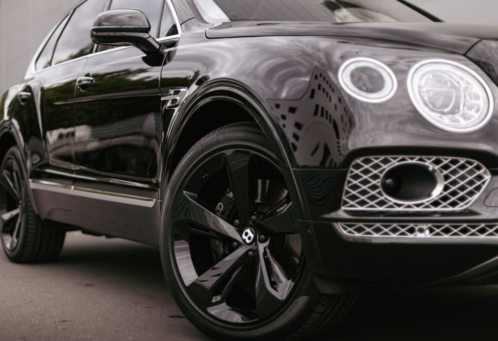 Аренда bentley bentayga премиум класса 2016 года в городе Москва Крылатское от 30800 руб./сутки, полный привод, двигатель: бензин, объем 6 литров, ОСАГО (Мультидрайв), без водителя, недорого, вид 2 - RentRide