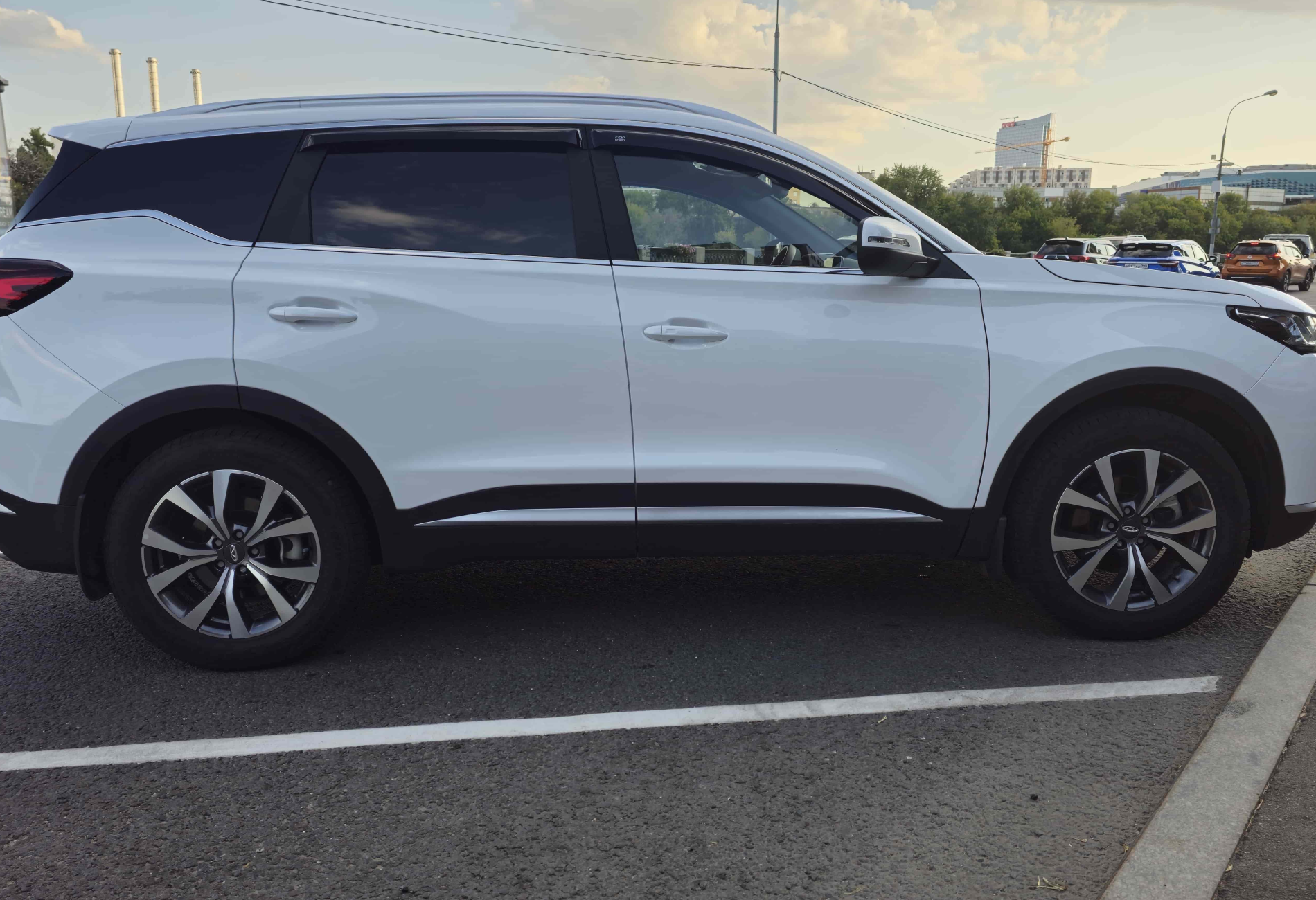 Аренда chery tiggo-7-pro 2022 года в городе Москва Таганская от 4300 руб./сутки, передний привод, двигатель: бензин, объем 1.5 литров, каско (Мультидрайв), ОСАГО (Мультидрайв), без водителя, недорого, вид 3 - RentRide
