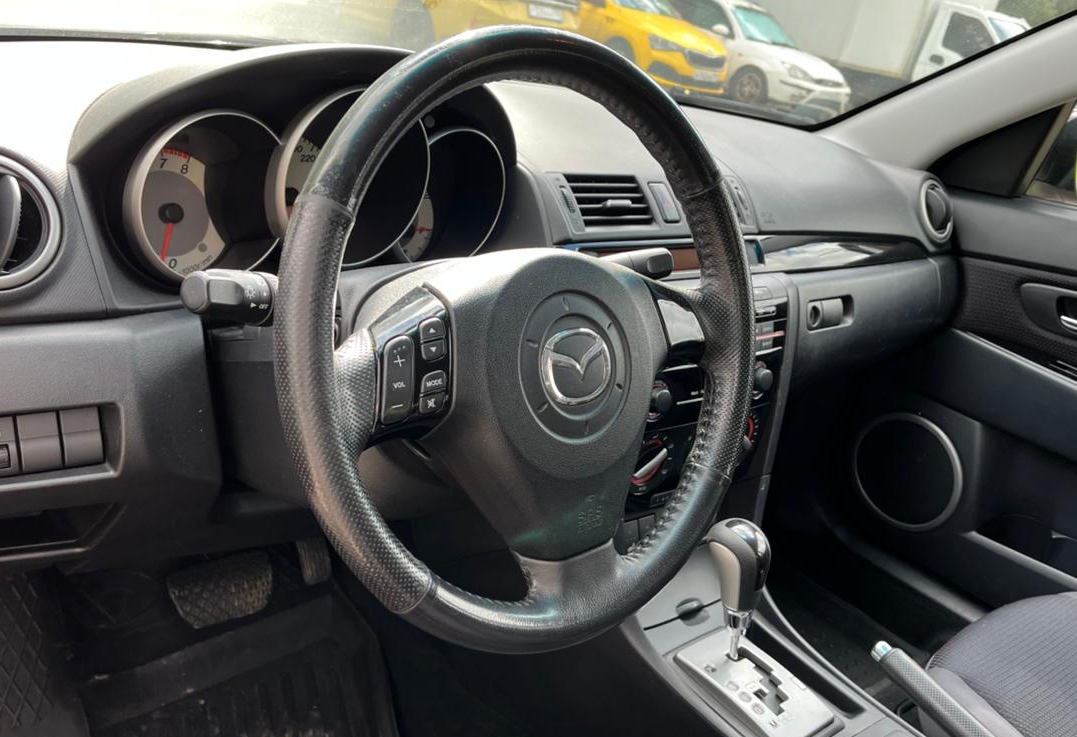 Аренда mazda 3 эконом класса 2008 года в городе Москва Бульвар Дмитрия Донского от 1650 руб./сутки, передний привод, двигатель: бензин, объем 1.6 литров, ОСАГО (Мультидрайв), без водителя, недорого, вид 5 - RentRide