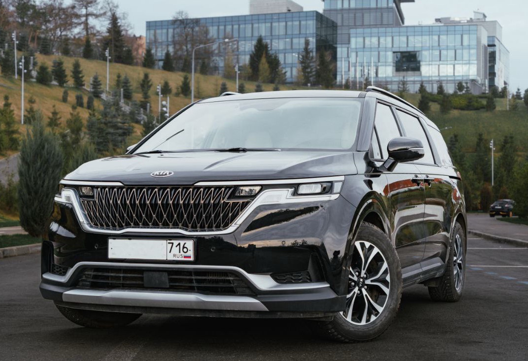 Аренда kia carnival 2020 года в городе Москва от 9000 руб./сутки, передний привод, двигатель: дизель, объем 2.2 литра, ОСАГО (Мультидрайв), без водителя, недорого, вид 2 - RentRide