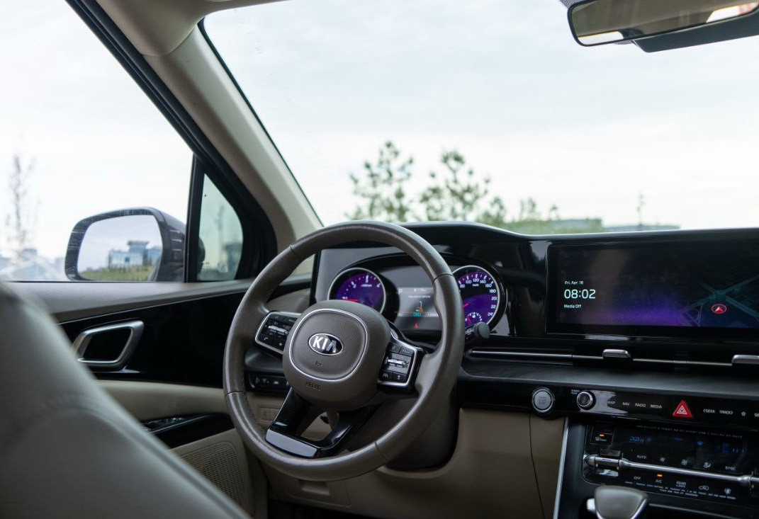 Аренда kia carnival 2020 года в городе Москва от 9000 руб./сутки, передний привод, двигатель: дизель, объем 2.2 литра, ОСАГО (Мультидрайв), без водителя, недорого, вид 4 - RentRide