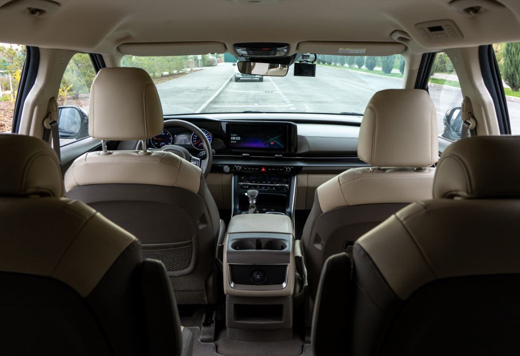 Аренда kia carnival 2020 года в городе Москва от 9000 руб./сутки, передний привод, двигатель: дизель, объем 2.2 литра, ОСАГО (Мультидрайв), без водителя, недорого, вид 6 - RentRide