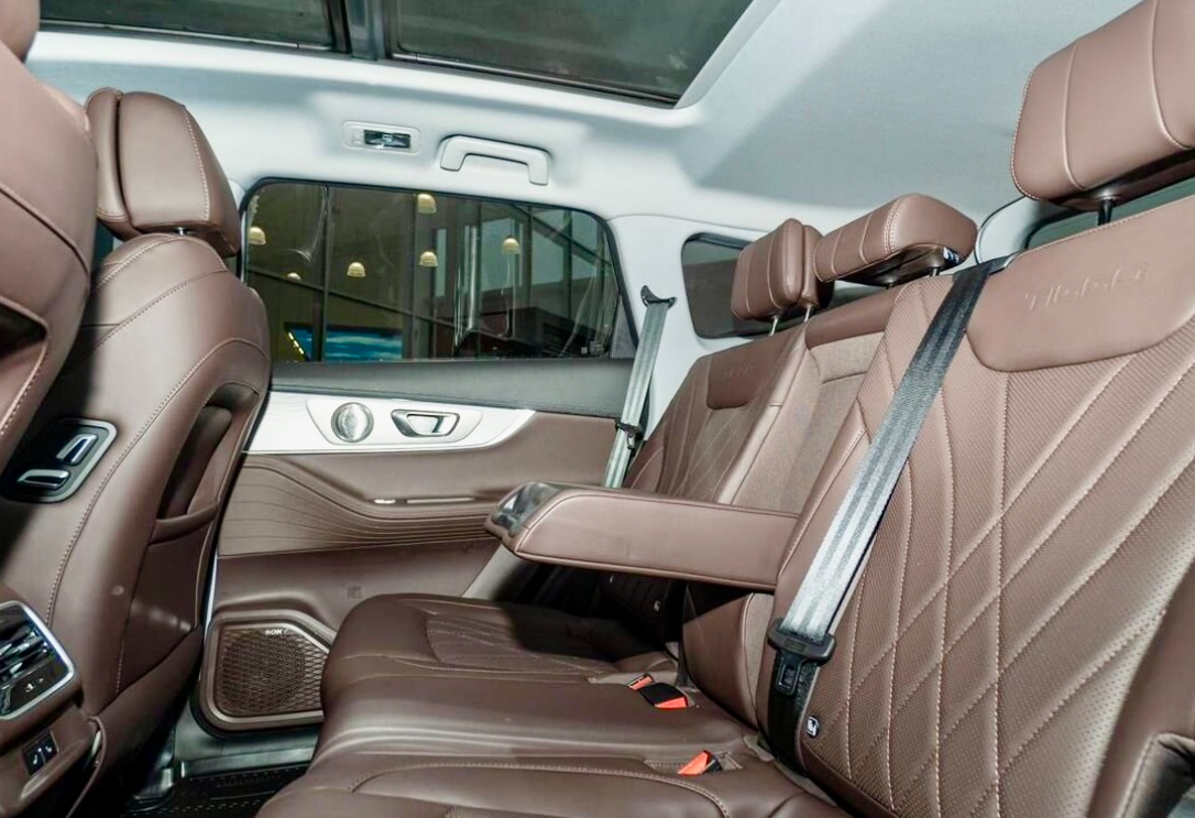 Аренда chery tiggo-8-pro-max комфорт класса 2023 года в городе Москва от 8000 руб./сутки, полный привод, двигатель: бензин, объем 2 литра, каско (Мультидрайв), ОСАГО (Мультидрайв), без водителя, недорого, вид 4 - RentRide