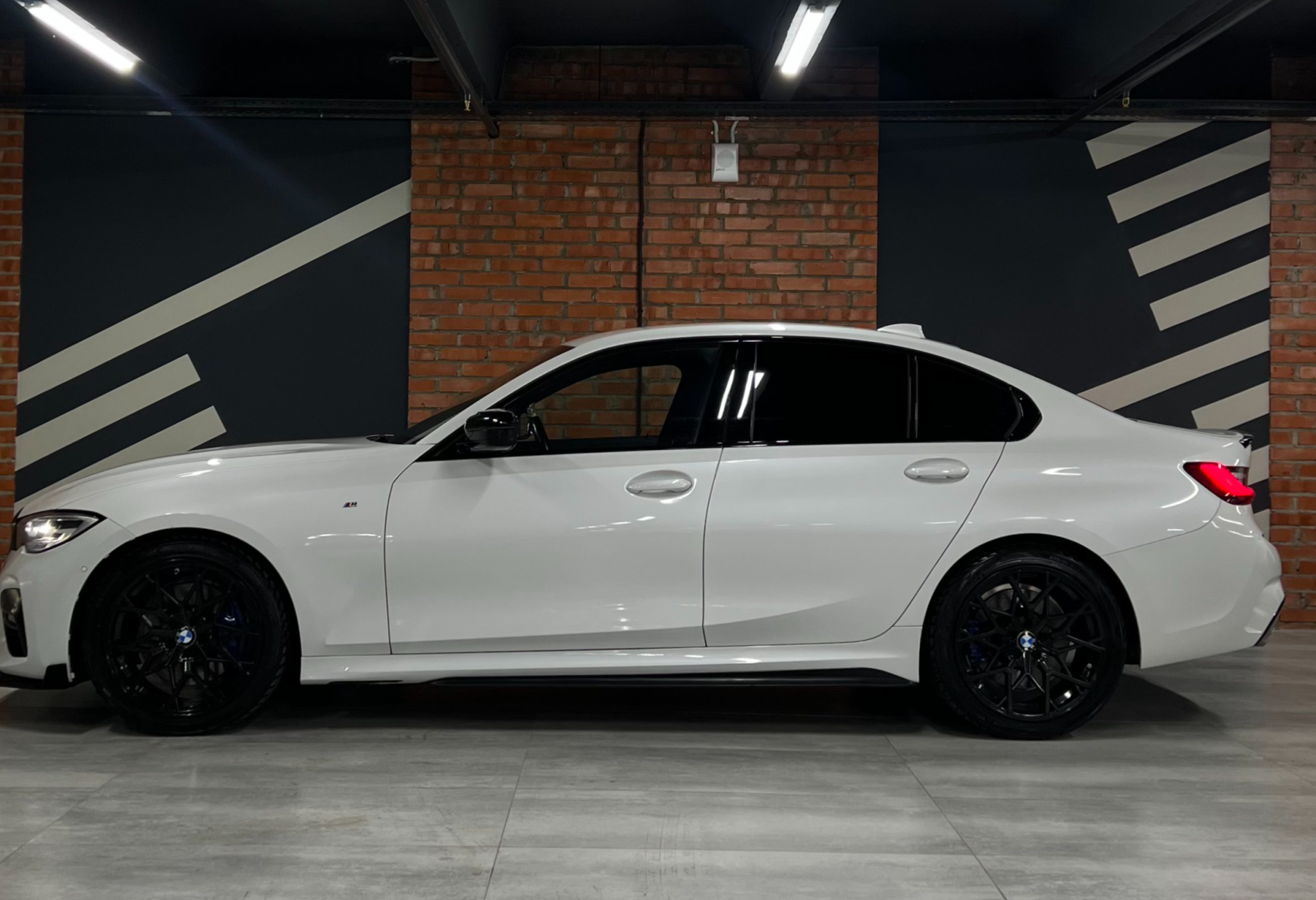 Аренда bmw 3-serii бизнес класса 2019 года в городе Москва Юго-Восточная от 7040 руб./сутки, полный привод, двигатель: дизель, объем 2 литра, каско (Мультидрайв), ОСАГО (Мультидрайв), без водителя, недорого, вид 2 - RentRide