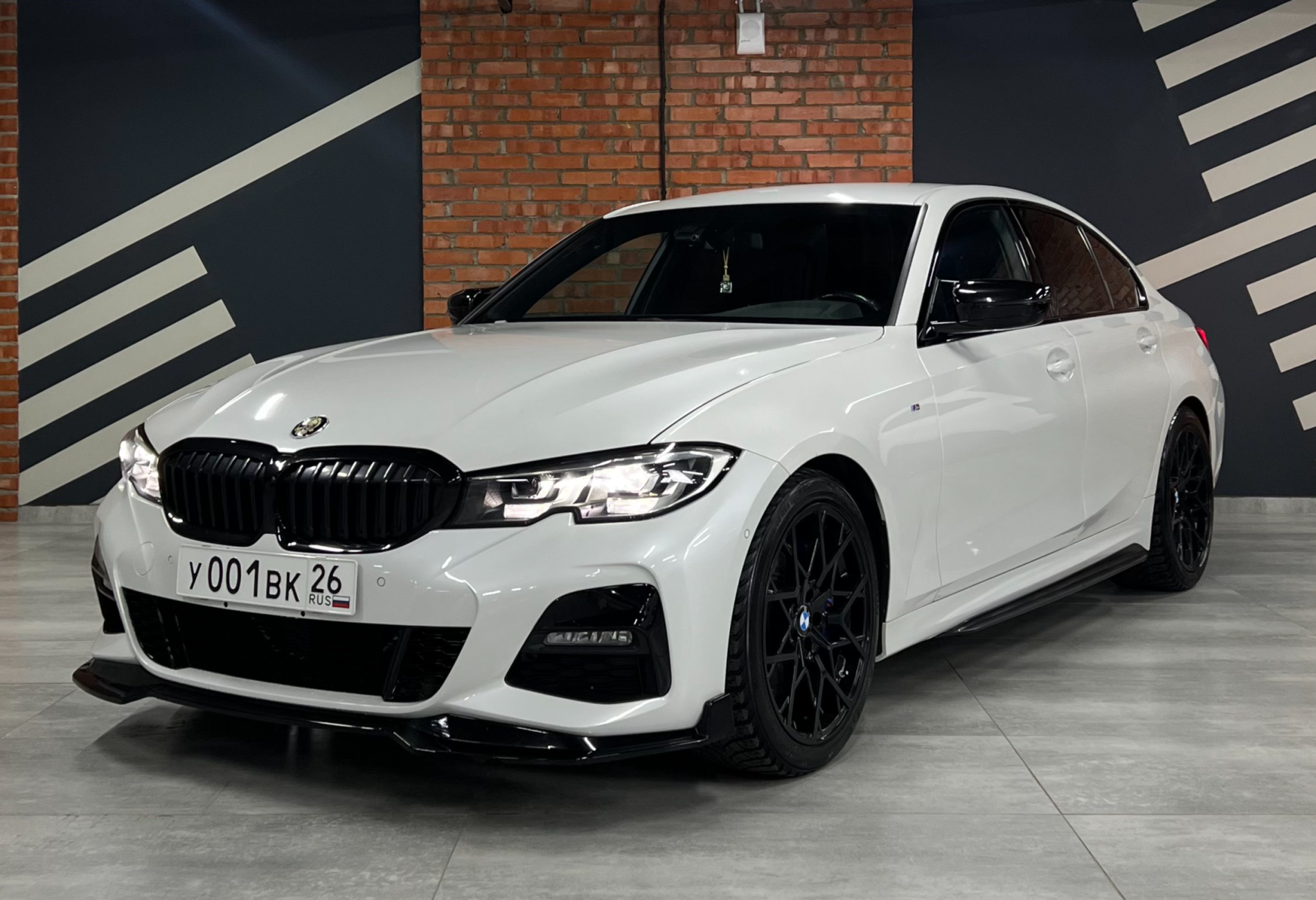 Аренда bmw 3-serii бизнес класса 2019 года в городе Москва Юго-Восточная от 7040 руб./сутки, полный привод, двигатель: дизель, объем 2 литра, каско (Мультидрайв), ОСАГО (Мультидрайв), без водителя, недорого - RentRide