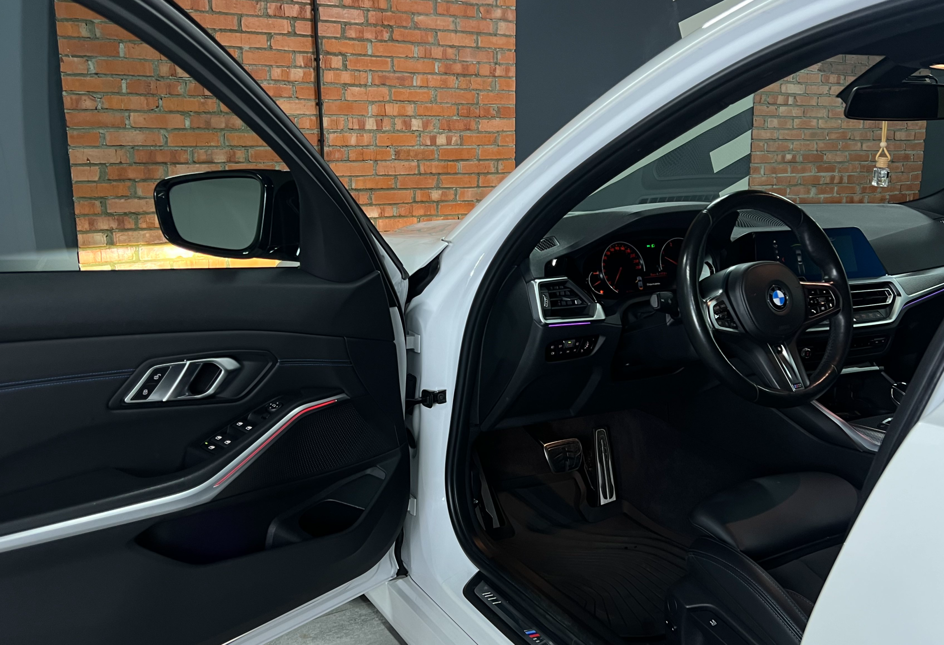 Аренда bmw 3-serii бизнес класса 2019 года в городе Москва Юго-Восточная от 7040 руб./сутки, полный привод, двигатель: дизель, объем 2 литра, каско (Мультидрайв), ОСАГО (Мультидрайв), без водителя, недорого, вид 5 - RentRide