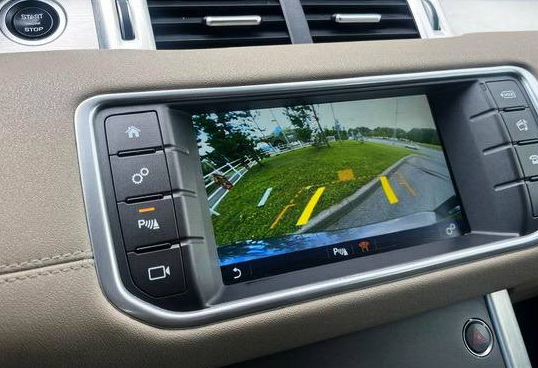 Аренда land-rover range-rover-evoque стандарт класса 2017 года в городе Москва Трубная от 4800 руб./сутки, полный привод, двигатель: дизель, объем 2 литра, каско (Мультидрайв), ОСАГО (Впишу в полис), без водителя, недорого, вид 11 - RentRide