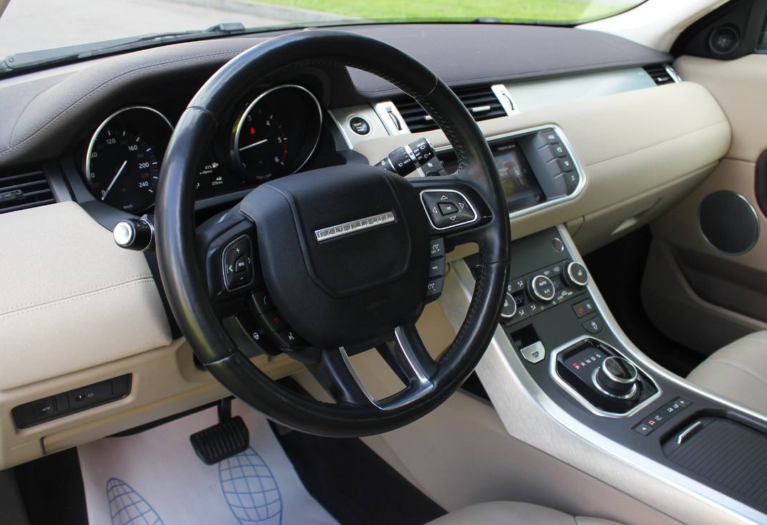 Аренда land-rover range-rover-evoque стандарт класса 2017 года в городе Москва Трубная от 4800 руб./сутки, полный привод, двигатель: дизель, объем 2 литра, каско (Мультидрайв), ОСАГО (Впишу в полис), без водителя, недорого, вид 12 - RentRide