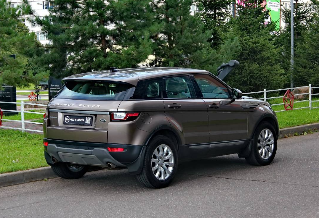 Аренда land-rover range-rover-evoque стандарт класса 2017 года в городе Москва Трубная от 4800 руб./сутки, полный привод, двигатель: дизель, объем 2 литра, каско (Мультидрайв), ОСАГО (Впишу в полис), без водителя, недорого, вид 6 - RentRide