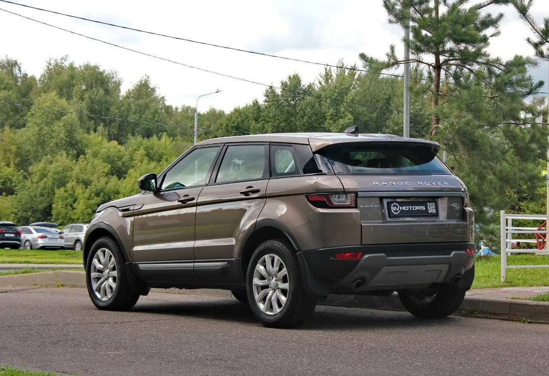 Аренда land-rover range-rover-evoque стандарт класса 2017 года в городе Москва Трубная от 4800 руб./сутки, полный привод, двигатель: дизель, объем 2 литра, каско (Мультидрайв), ОСАГО (Впишу в полис), без водителя, недорого, вид 2 - RentRide