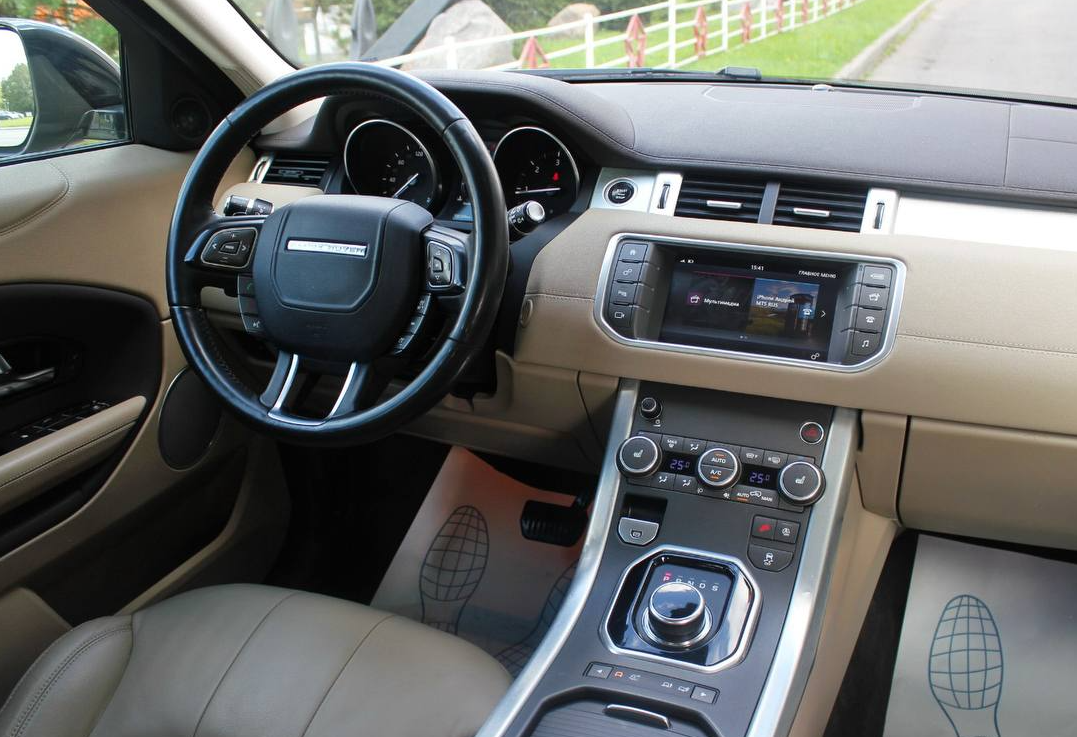 Аренда land-rover range-rover-evoque стандарт класса 2017 года в городе Москва Трубная от 4800 руб./сутки, полный привод, двигатель: дизель, объем 2 литра, каско (Мультидрайв), ОСАГО (Впишу в полис), без водителя, недорого, вид 10 - RentRide