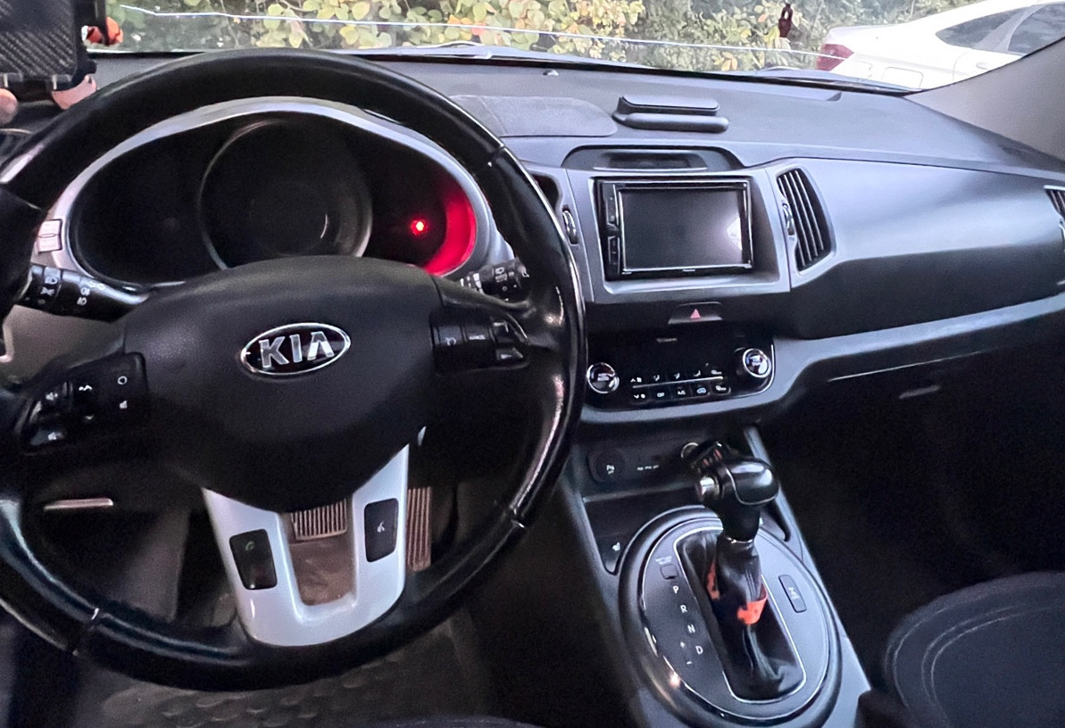 Аренда kia sportage эконом класса 2014 года в городе Москва Каширская от 2400 руб./сутки, полный привод, двигатель: дизель, объем 2 литра, ОСАГО (Мультидрайв), без водителя, недорого, вид 3 - RentRide