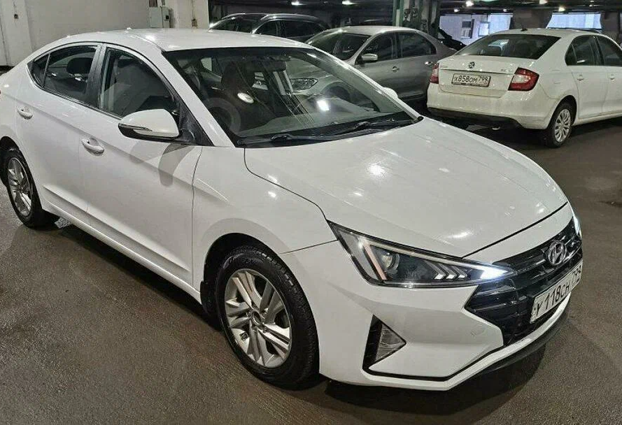 Аренда hyundai elantra эконом класса 2019 года в городе Москва от 2700 руб./сутки, передний привод, двигатель: бензин, объем 1.6 литров, ОСАГО (Впишу в полис), без водителя, недорого - RentRide