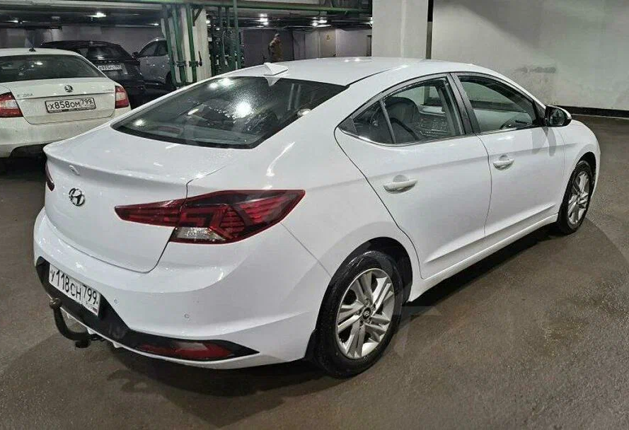 Аренда hyundai elantra эконом класса 2019 года в городе Москва от 2700 руб./сутки, передний привод, двигатель: бензин, объем 1.6 литров, ОСАГО (Впишу в полис), без водителя, недорого, вид 2 - RentRide