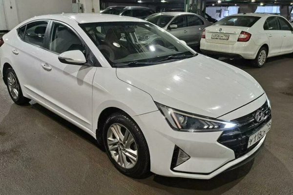 Прокат авто hyundai elantra эконом класса 2019 года в городе Москва от 2700 руб./сутки, передний привод, двигатель: бензин, объем 1.6 литров, ОСАГО (Впишу в полис), без водителя, недорого - RentRide