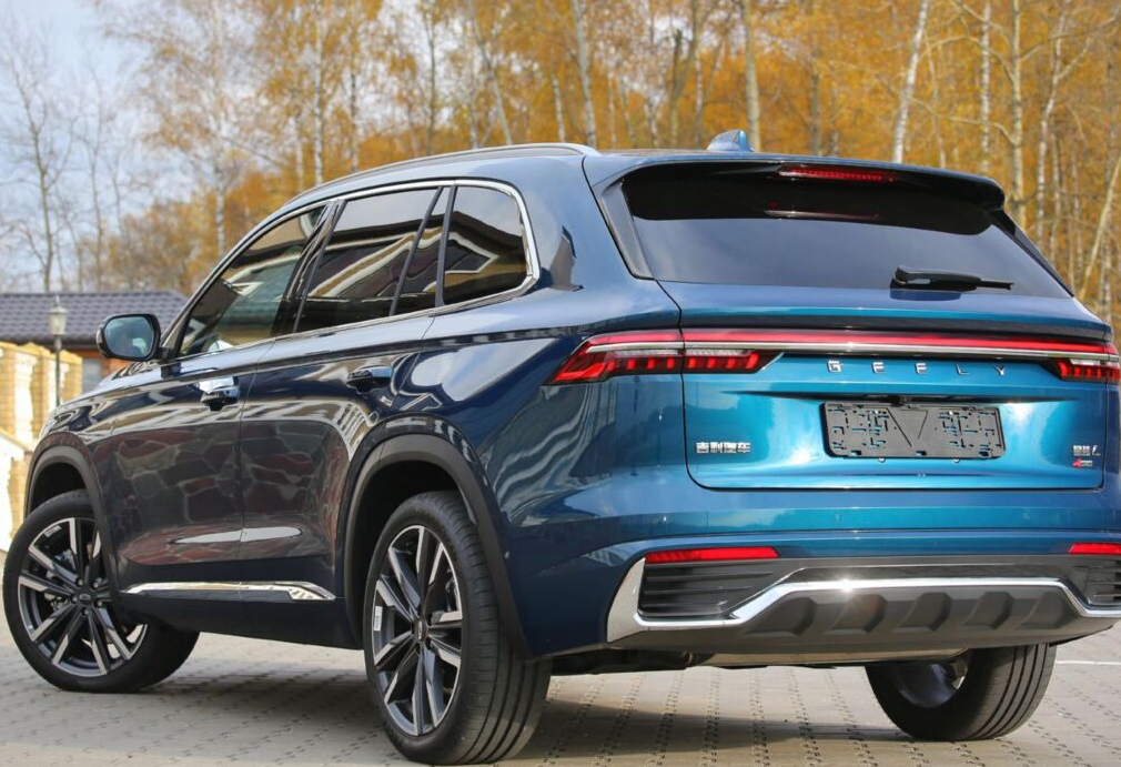Аренда geely monjaro бизнес класса 2024 года в городе Москва от 7120 руб./сутки, полный привод, двигатель: бензин, объем 2 литра, каско (Мультидрайв), ОСАГО (Мультидрайв), без водителя, недорого, вид 2 - RentRide