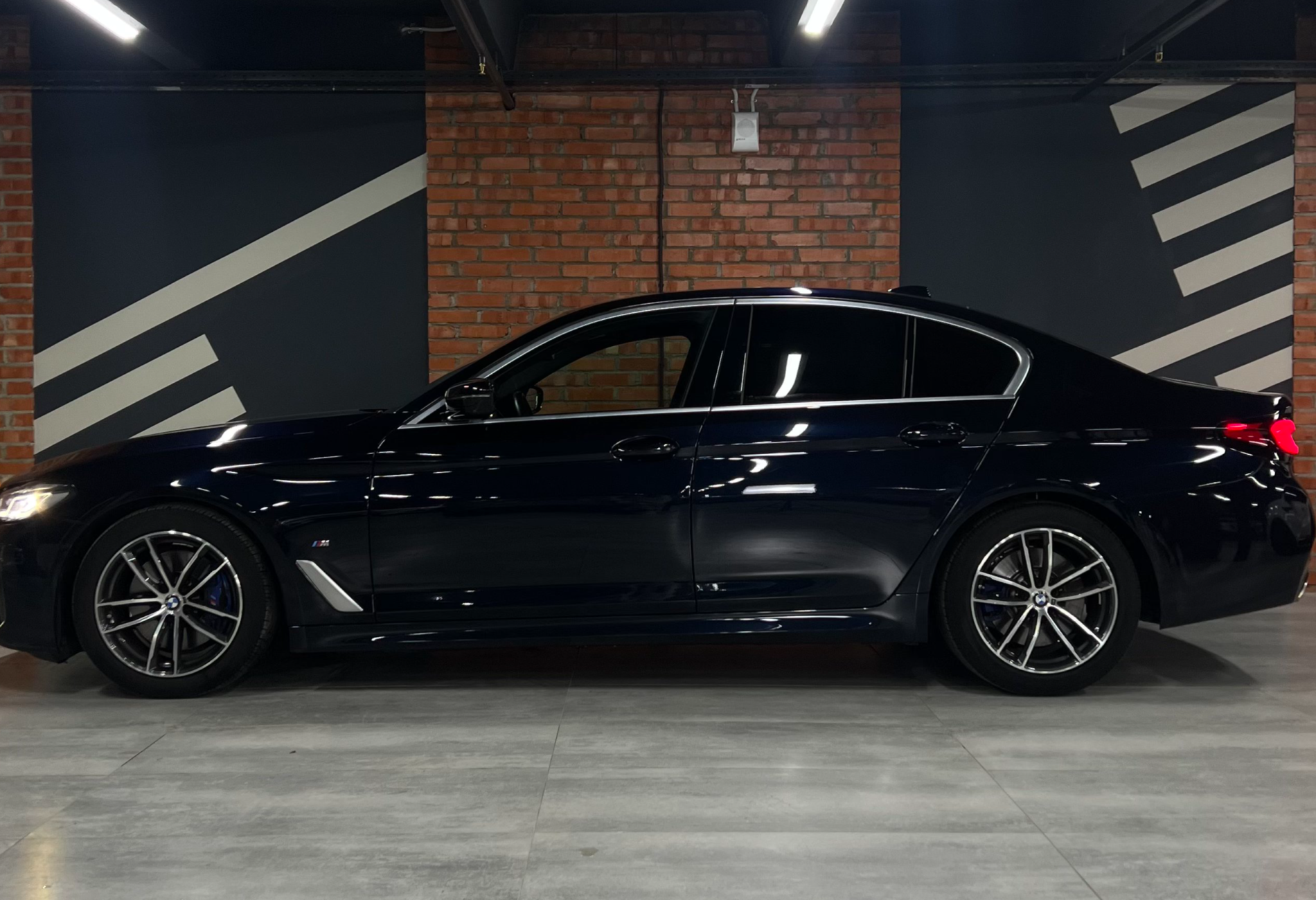 Аренда bmw 5-serii бизнес класса 2021 года в городе Москва Выхино от 9520 руб./сутки, передний привод, двигатель: бензин, объем 2 литра, каско (Мультидрайв), ОСАГО (Мультидрайв), без водителя, недорого, вид 2 - RentRide