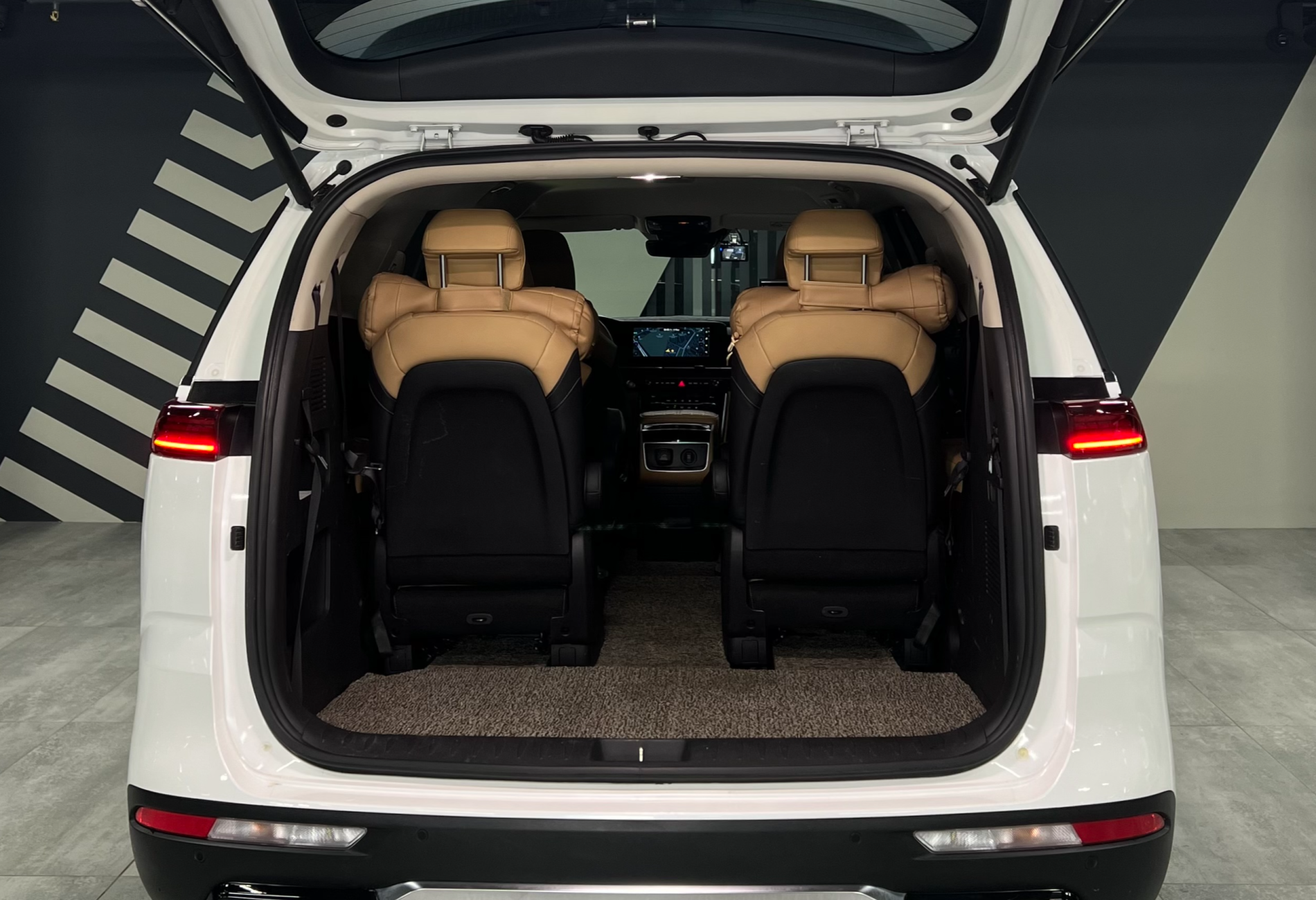 Аренда kia carnival бизнес класса 2020 года в городе Москва Выхино от 8400 руб./сутки, передний привод, двигатель: дизель, объем 2.2 литра, каско (Мультидрайв), ОСАГО (Мультидрайв), без водителя, недорого, вид 4 - RentRide
