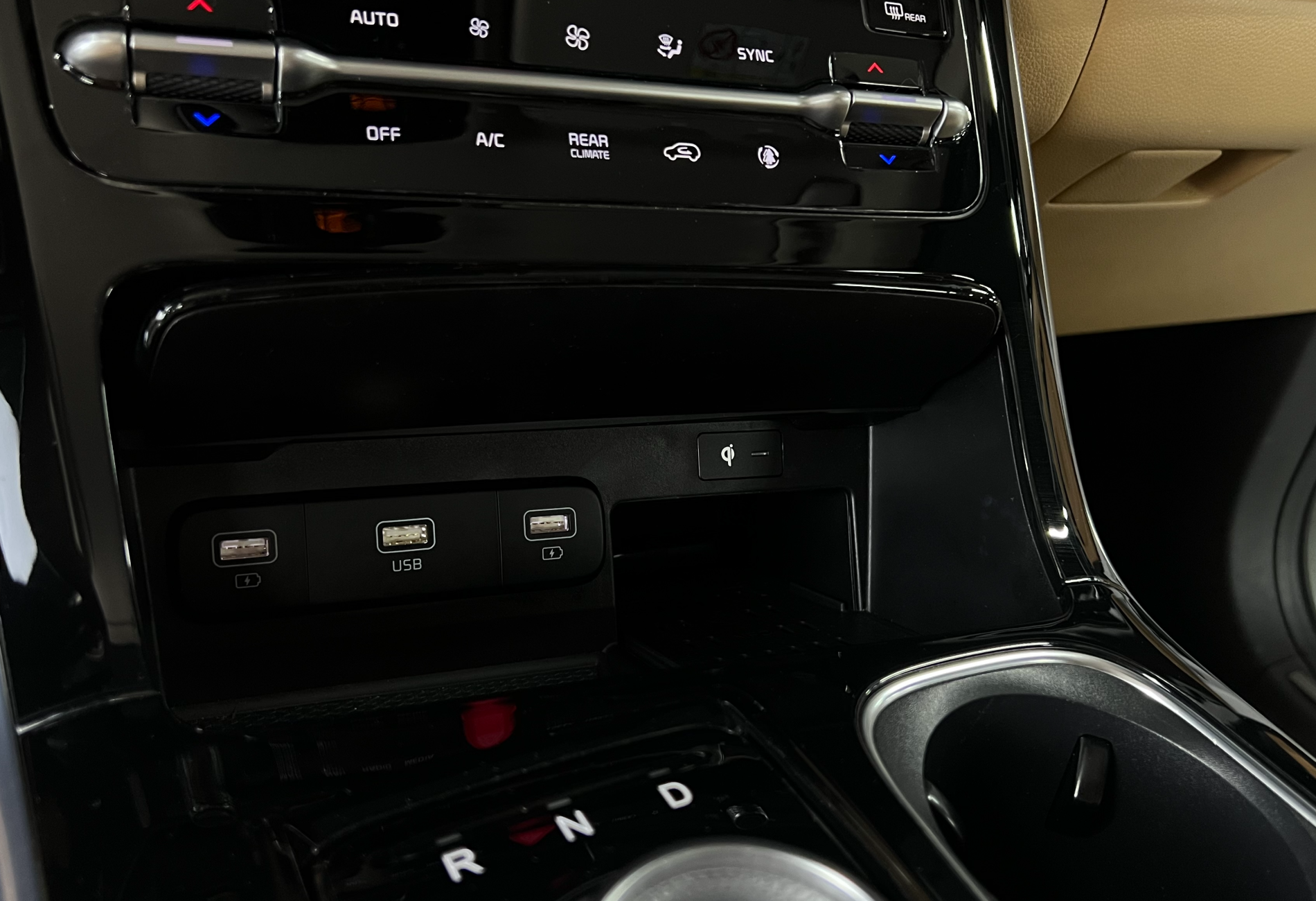 Аренда kia carnival бизнес класса 2020 года в городе Москва Выхино от 8400 руб./сутки, передний привод, двигатель: дизель, объем 2.2 литра, каско (Мультидрайв), ОСАГО (Мультидрайв), без водителя, недорого, вид 6 - RentRide