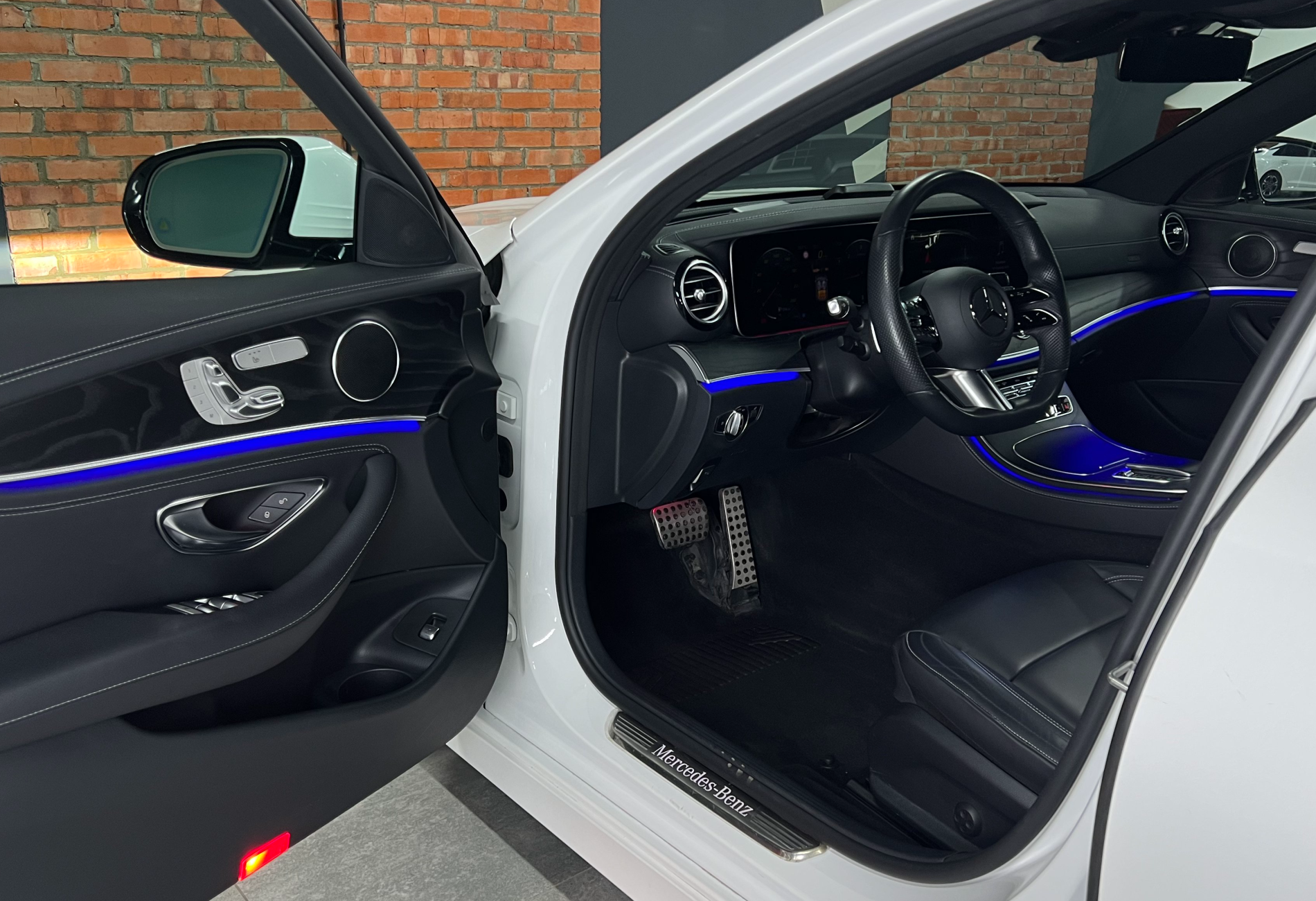 Аренда mercedes-benz e-klass бизнес класса 2021 года в городе Москва Выхино от 8720 руб./сутки, полный привод, двигатель: дизель, объем 2 литра, каско (Мультидрайв), ОСАГО (Мультидрайв), без водителя, недорого, вид 5 - RentRide