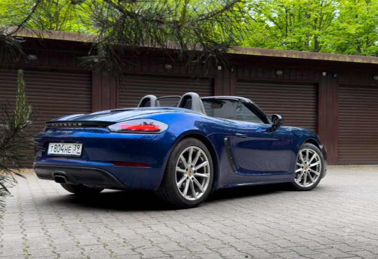 Аренда porsche boxster премиум класса 2020 года в городе Москва от 17592 руб./сутки, задний привод, двигатель: бензин, объем 365 литров, ОСАГО (Мультидрайв), без водителя, недорого, вид 2 - RentRide