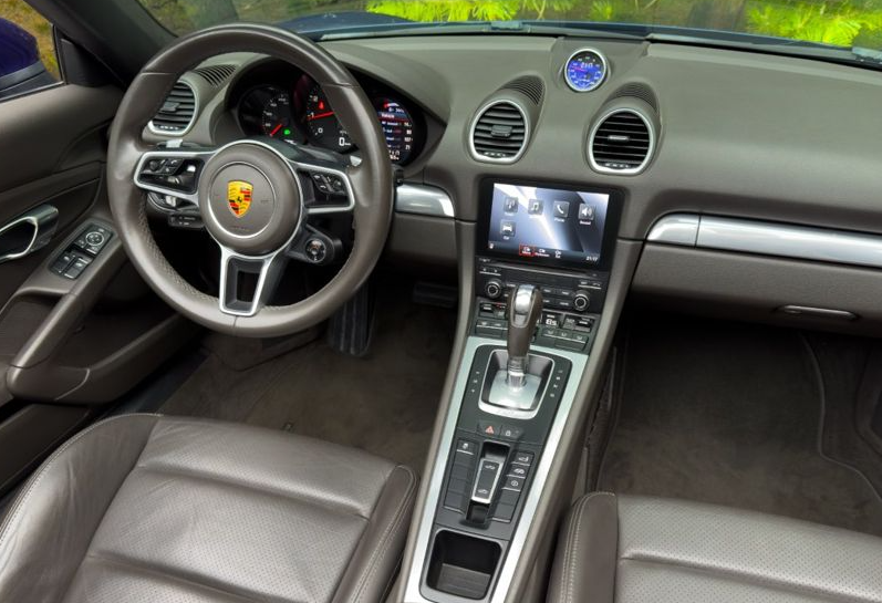 Аренда porsche boxster премиум класса 2020 года в городе Москва от 17592 руб./сутки, задний привод, двигатель: бензин, объем 365 литров, ОСАГО (Мультидрайв), без водителя, недорого, вид 3 - RentRide