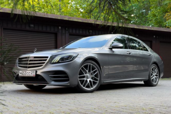 Прокат авто mercedes-benz s-klass премиум класса 2018 года в городе Калининград от 10392 руб./сутки, полный привод, двигатель: дизель, объем 340 литров, ОСАГО (Мультидрайв), без водителя, недорого - RentRide